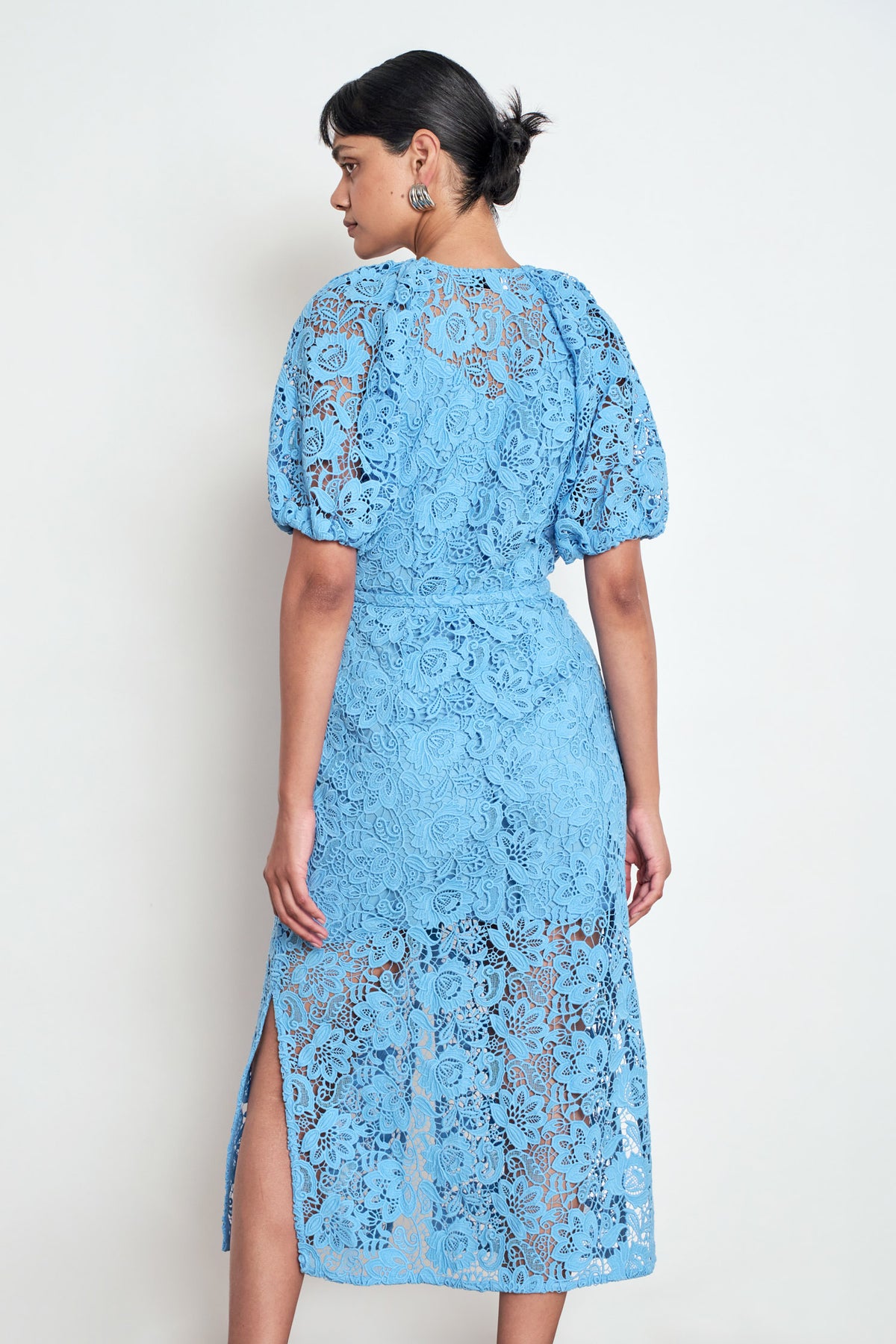 ZOE KRATZMANN INVITE DRESS LAGOON - A light blue lace midi dress with short puff sleeves, a V-neckline, and a self-tie waist.