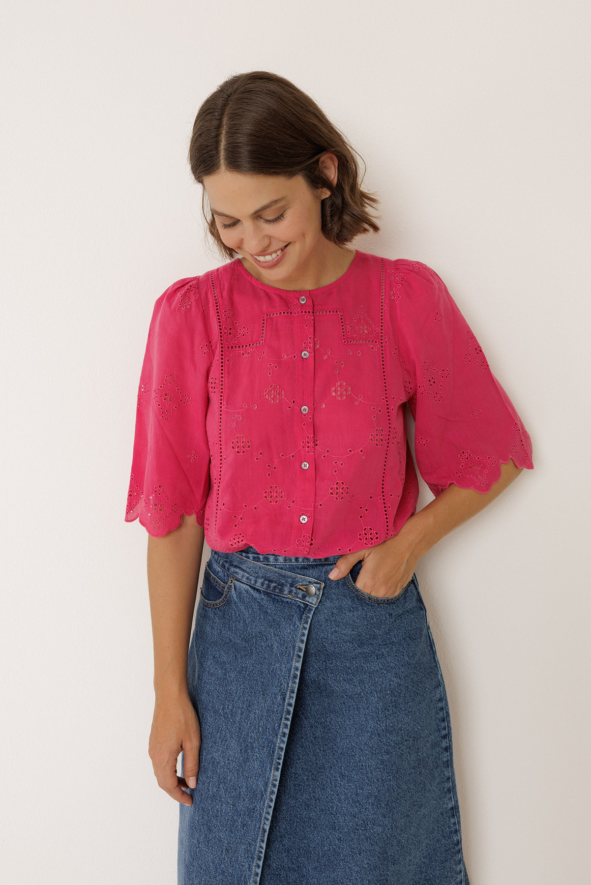 INDI AND COLD BOXY SHIRT WITH SCHIFFLI EMBROIDERY COTTON VISCOSE STRAWBERRY LACE