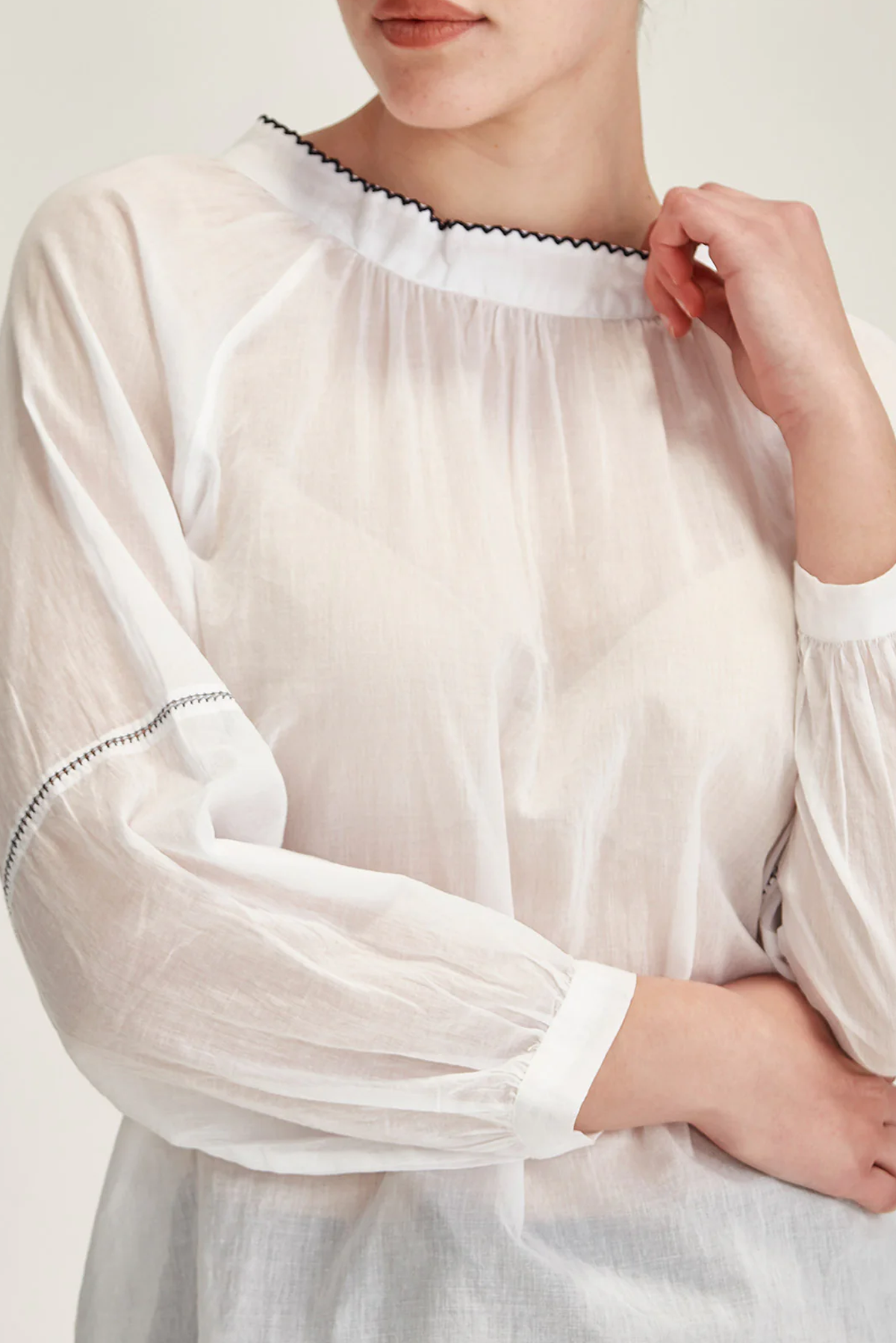 HANA EMBROIDERED TOP