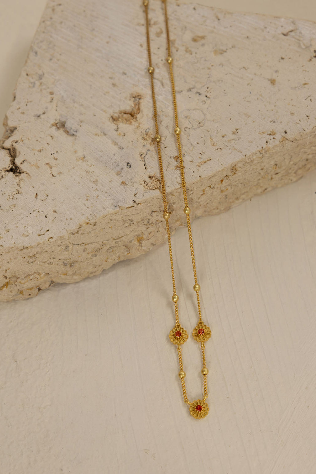 HUMIDITY BELLIS 3 FLR NECKLACE GOLD FLOWER NECKLACE