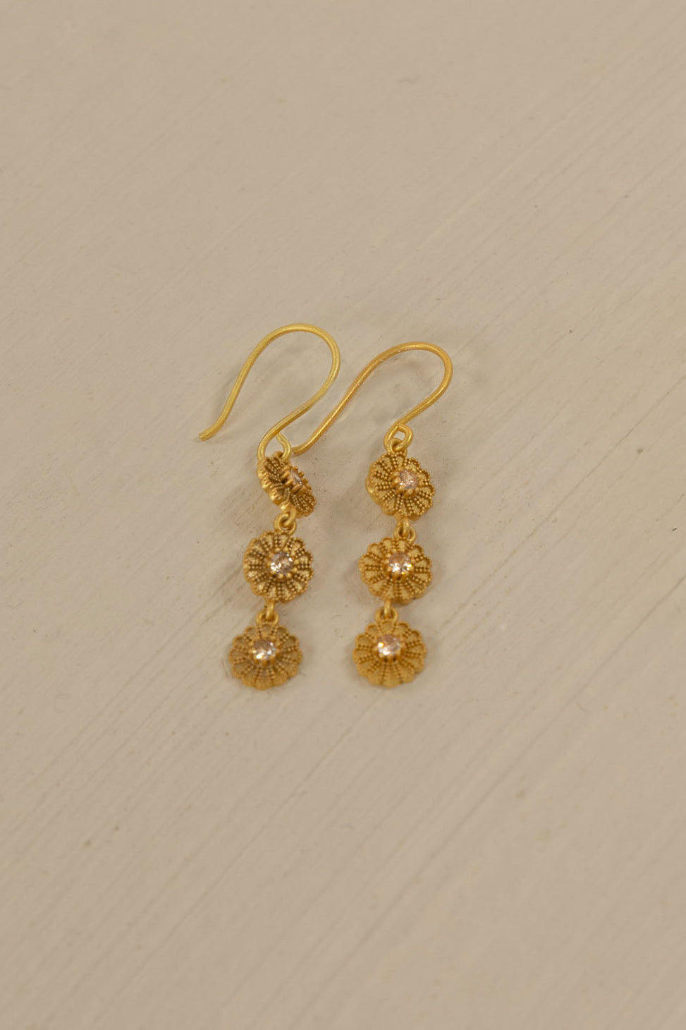HUMITIY BELLIS EARRINGS GOLD FLORAL