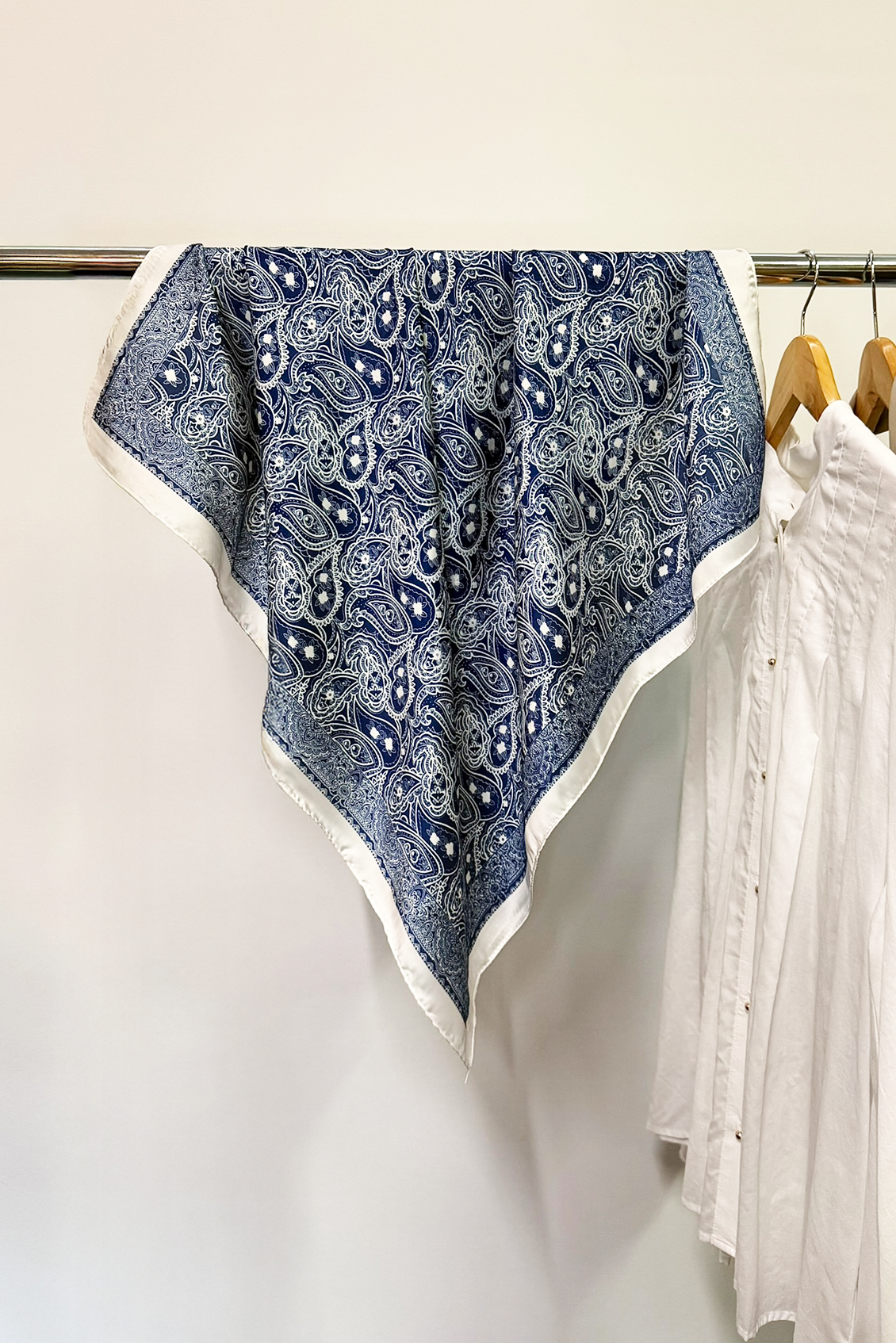 IRIS SQUARE SCARF