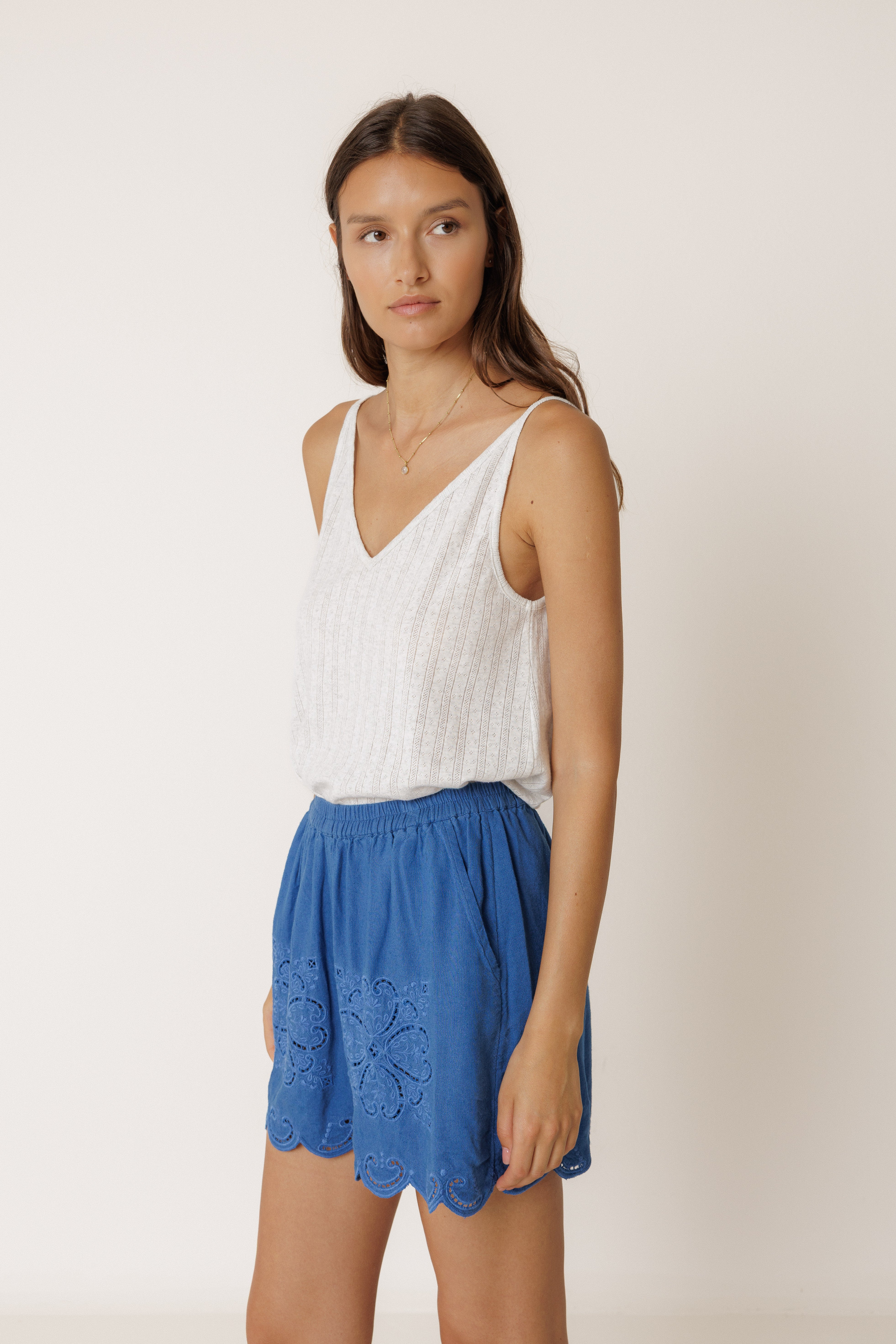 INDI AND COLD SCALLOPED EMBROIDERY SHORT BLUE VISCOSE LINEN