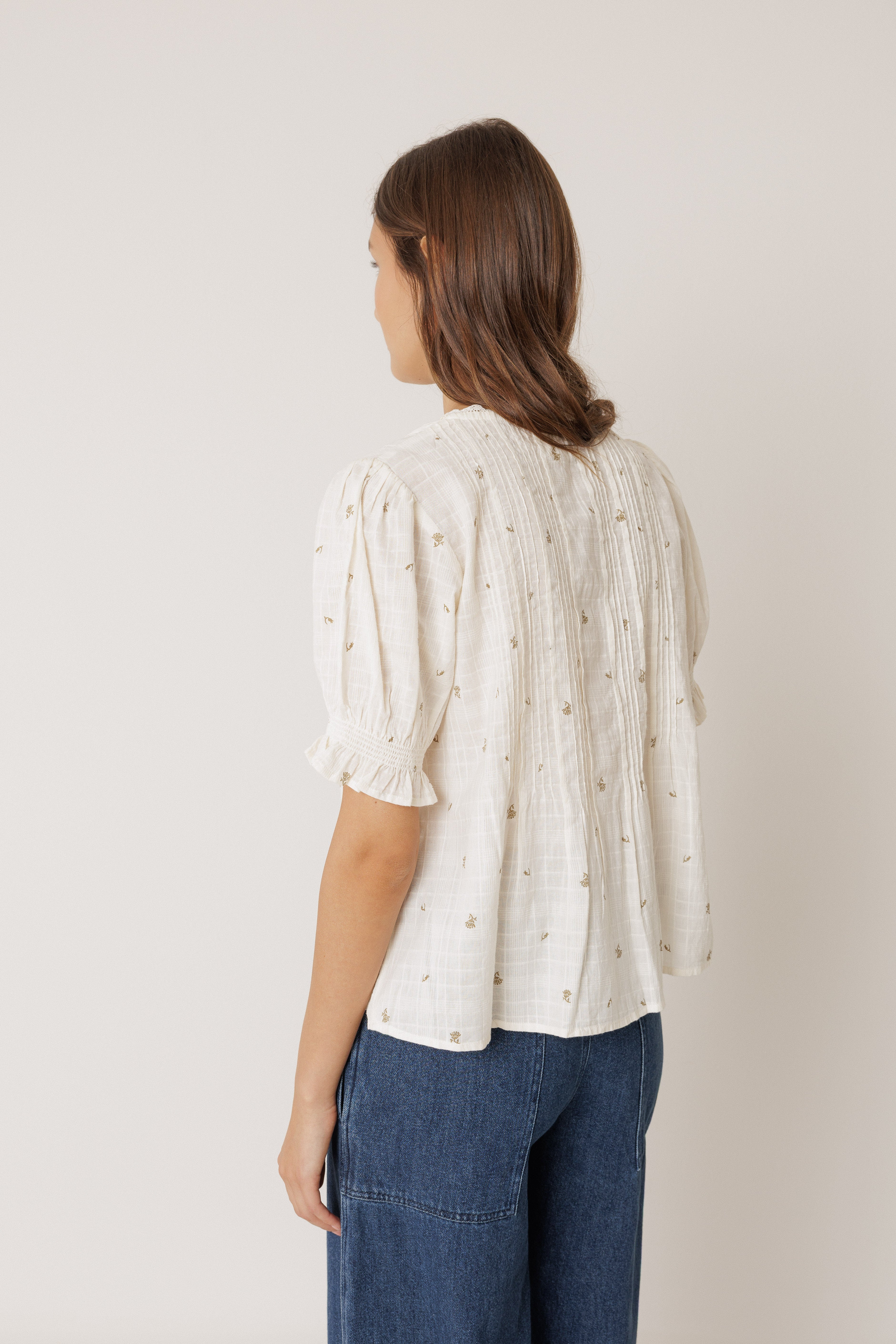 INDI AND COLD SHORT SLEEVED ELASTIC SHIRT COTTON FLORAL ECRU IVORY