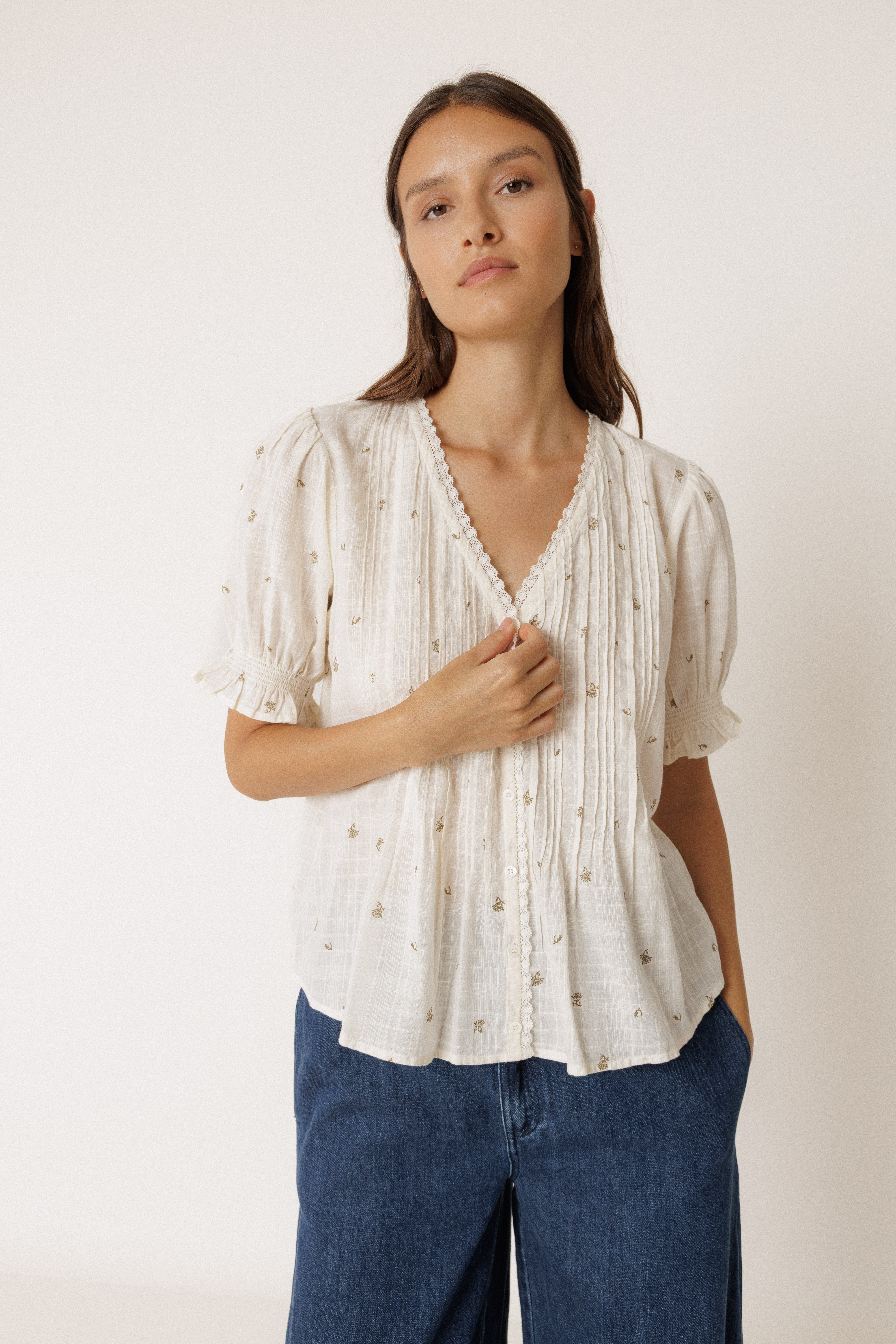INDI AND COLD SHORT SLEEVED ELASTIC SHIRT COTTON FLORAL ECRU IVORY