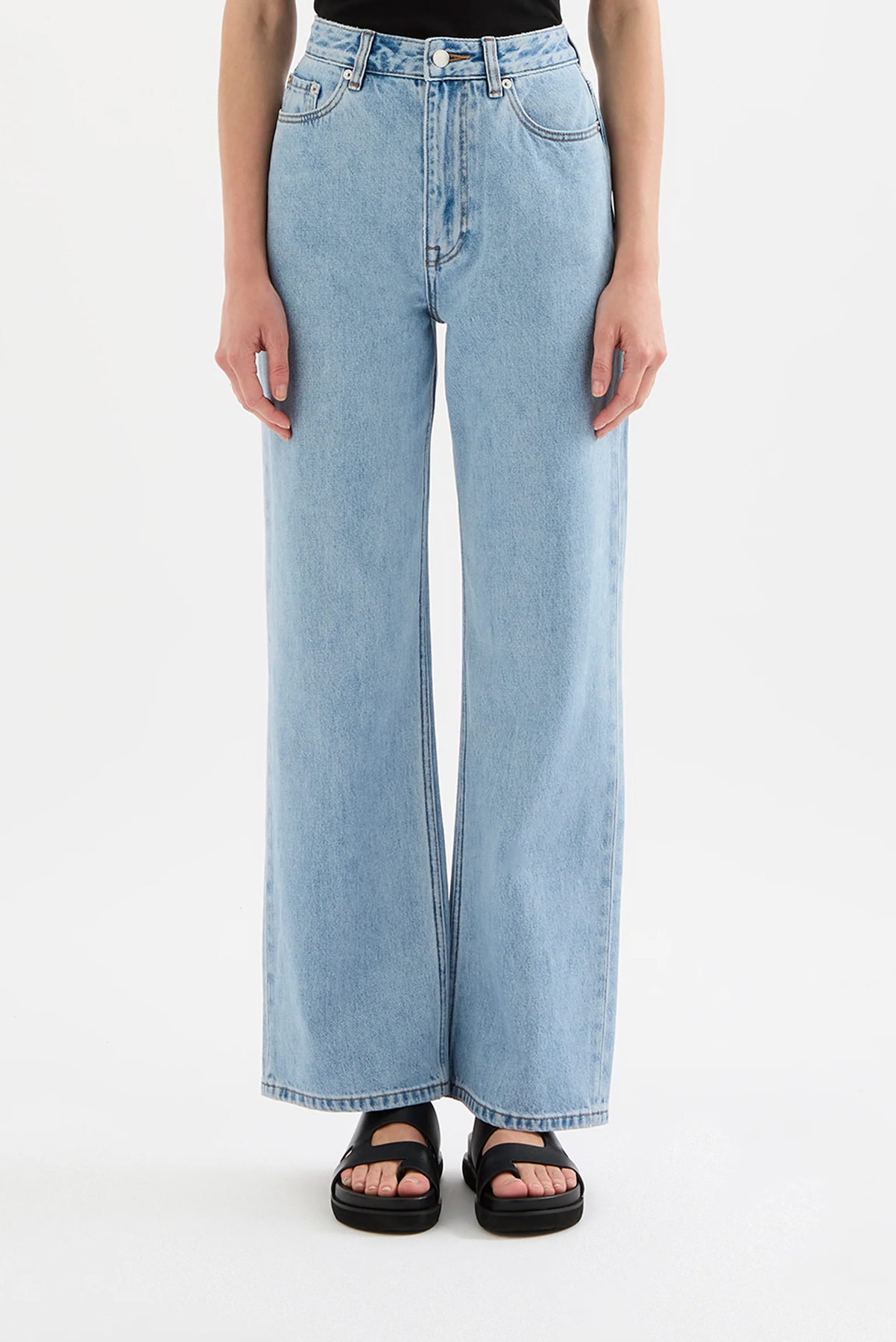 ORGANIC RELAXED LEG JEAN