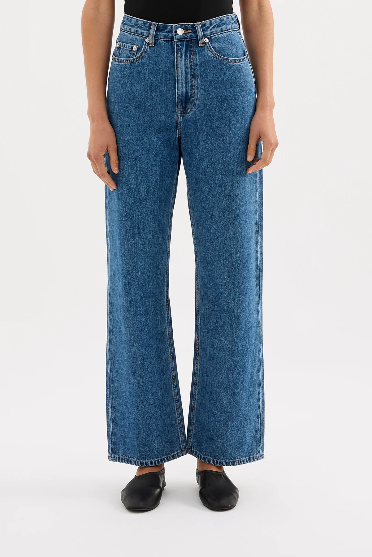 ORGANIC RELAXED LEG JEAN