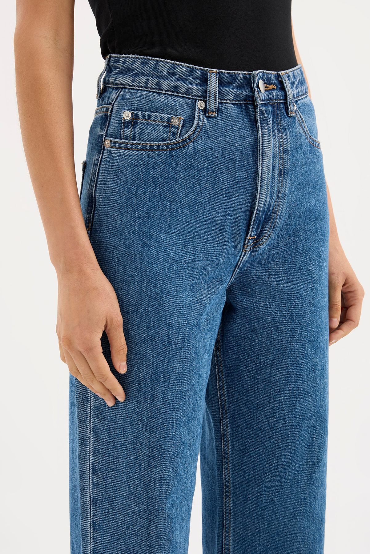 ORGANIC RELAXED LEG JEAN