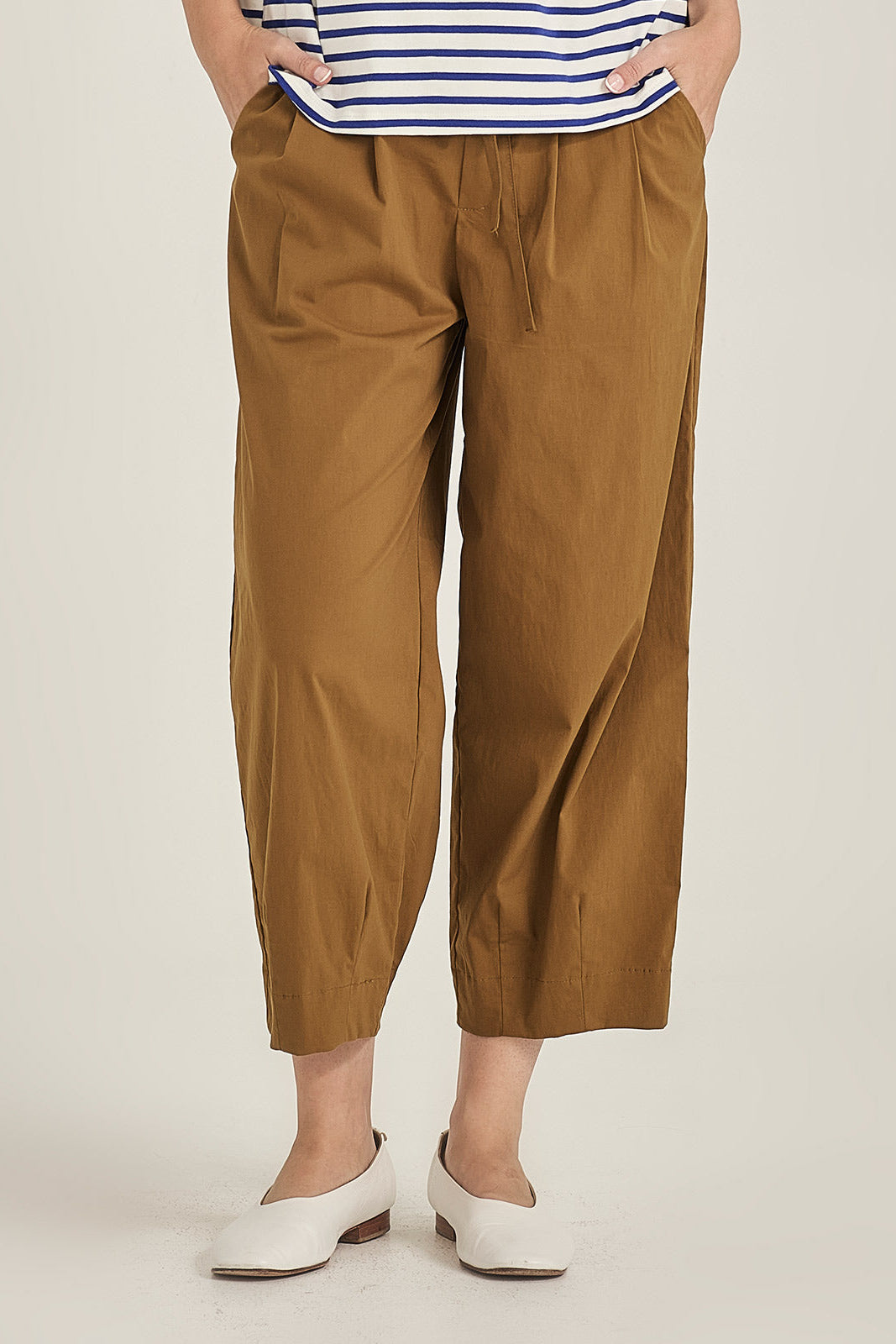 SILLS EDIE PANT COTTON PANT CROPPED LENGTH WITH PLEATS ALONG THE WAISTBAND AND A DRAWSTRING IN WHITE, OLIVE OR NAVY