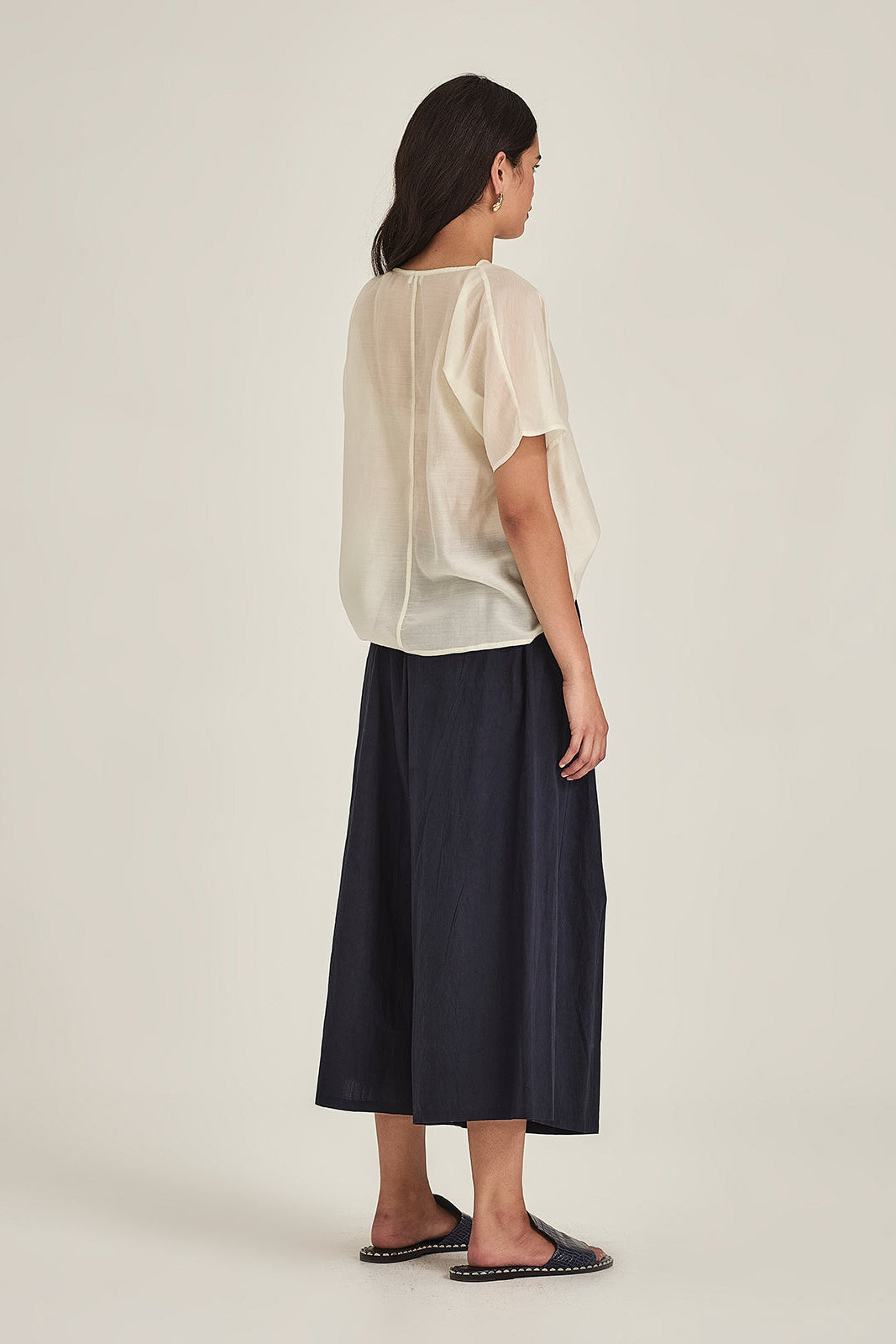SILLS ASHA FLARE PANT FRENCH NAVY WIDE LEG CROPPED PANTS WITH A DRAWSTRING WAIST AND FRON PLEATS