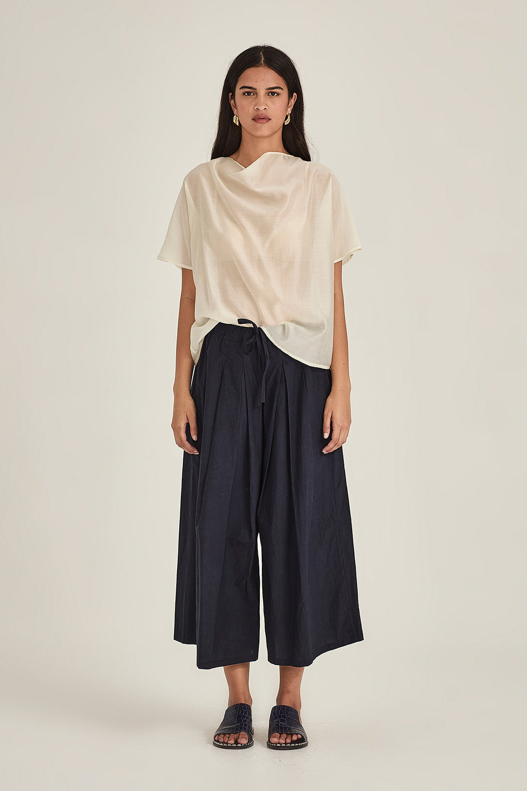 SILLS ASHA FLARE PANT FRENCH NAVY WIDE LEG CROPPED PANTS WITH A DRAWSTRING WAIST AND FRON PLEATS