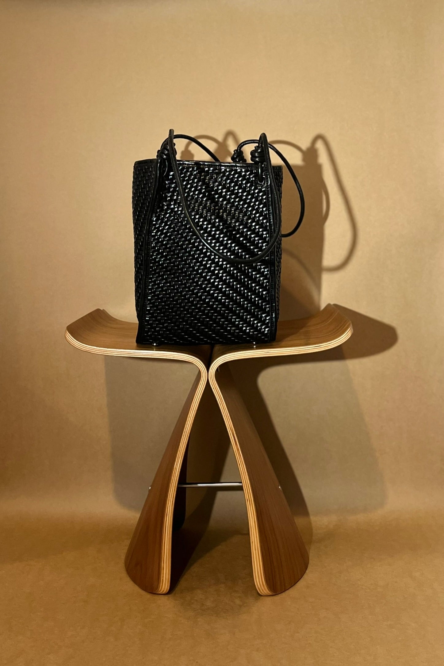 WENDYS LILLY THATCHED TOTE BLACK CHOCOLATE BROWN VEGAN LEATHER WOVEN BAG TOTE BAG BUCKET BAG