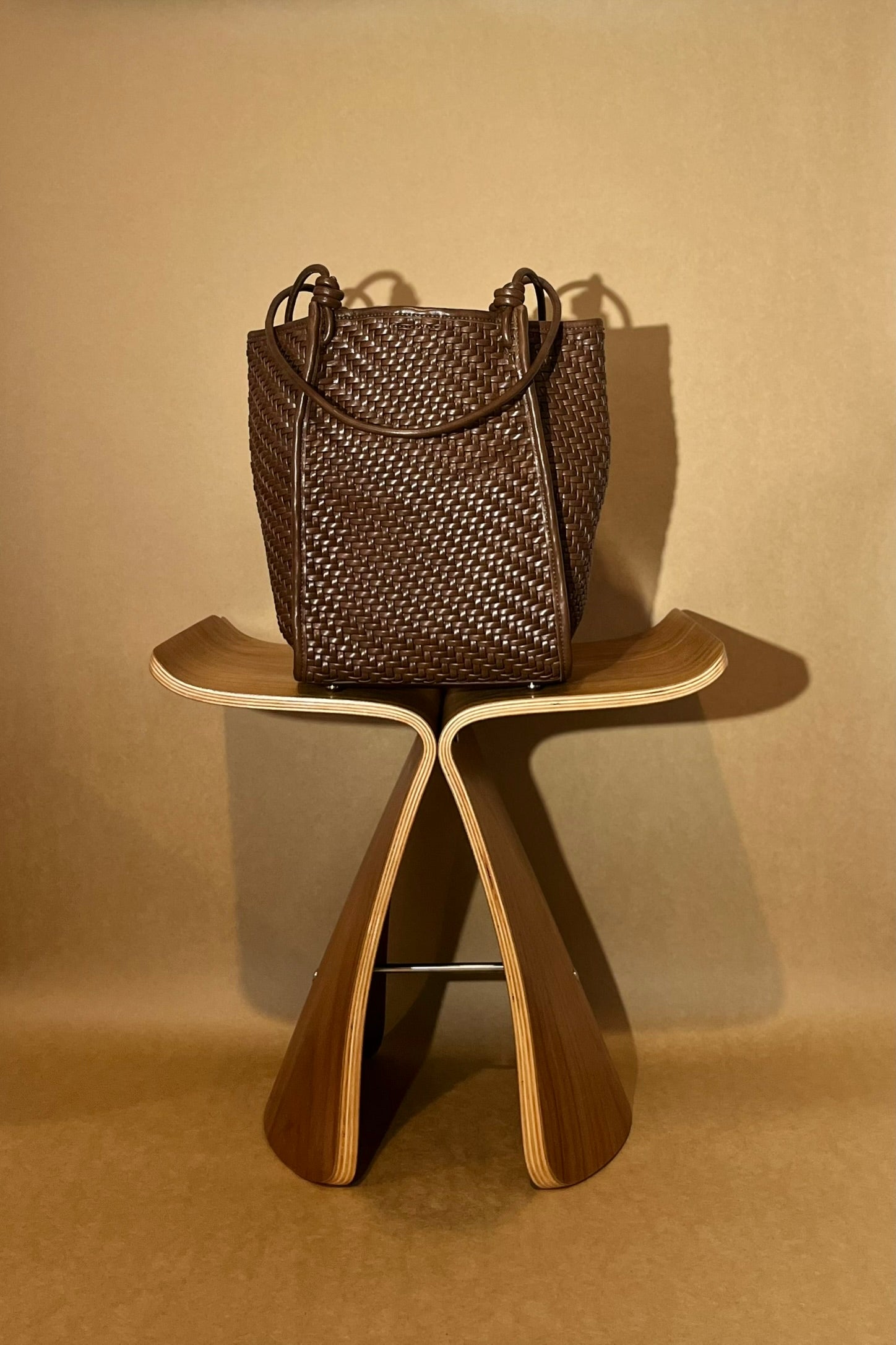 WENDYS LILLY THATCHED TOTE BLACK CHOCOLATE BROWN VEGAN LEATHER WOVEN BAG TOTE BAG BUCKET BAG
