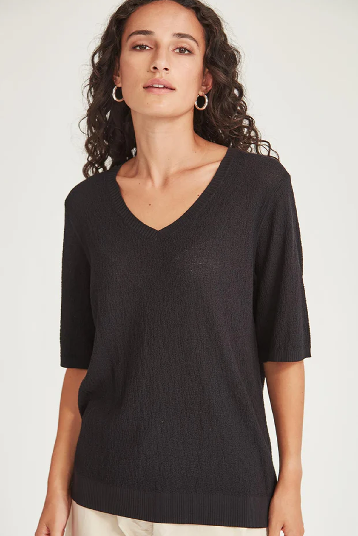 VERA BOUCLE V NECK
