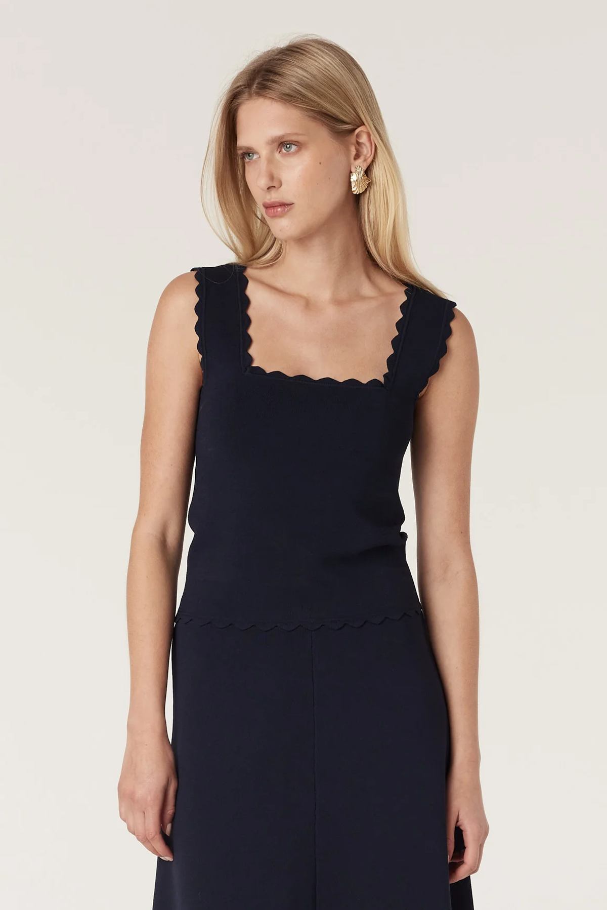 VILLA CREPE KNIT SCALLOP TANK