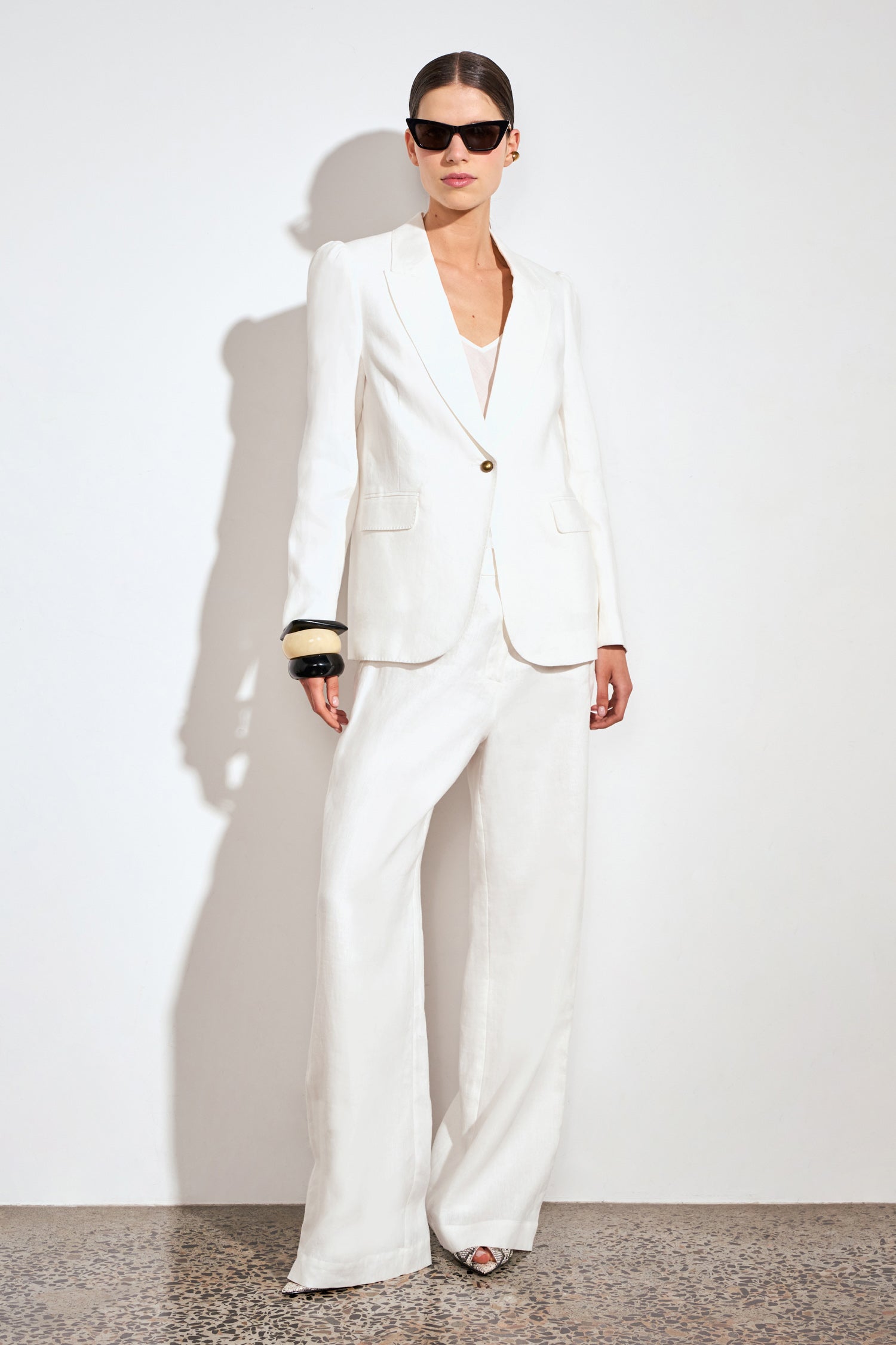 ZOE KRATSMANN CREST JACKET A WHIET LINEN BLAZER WITH TWO POCKETS AND AND ONE BRASSY GOLD BUTTON 
