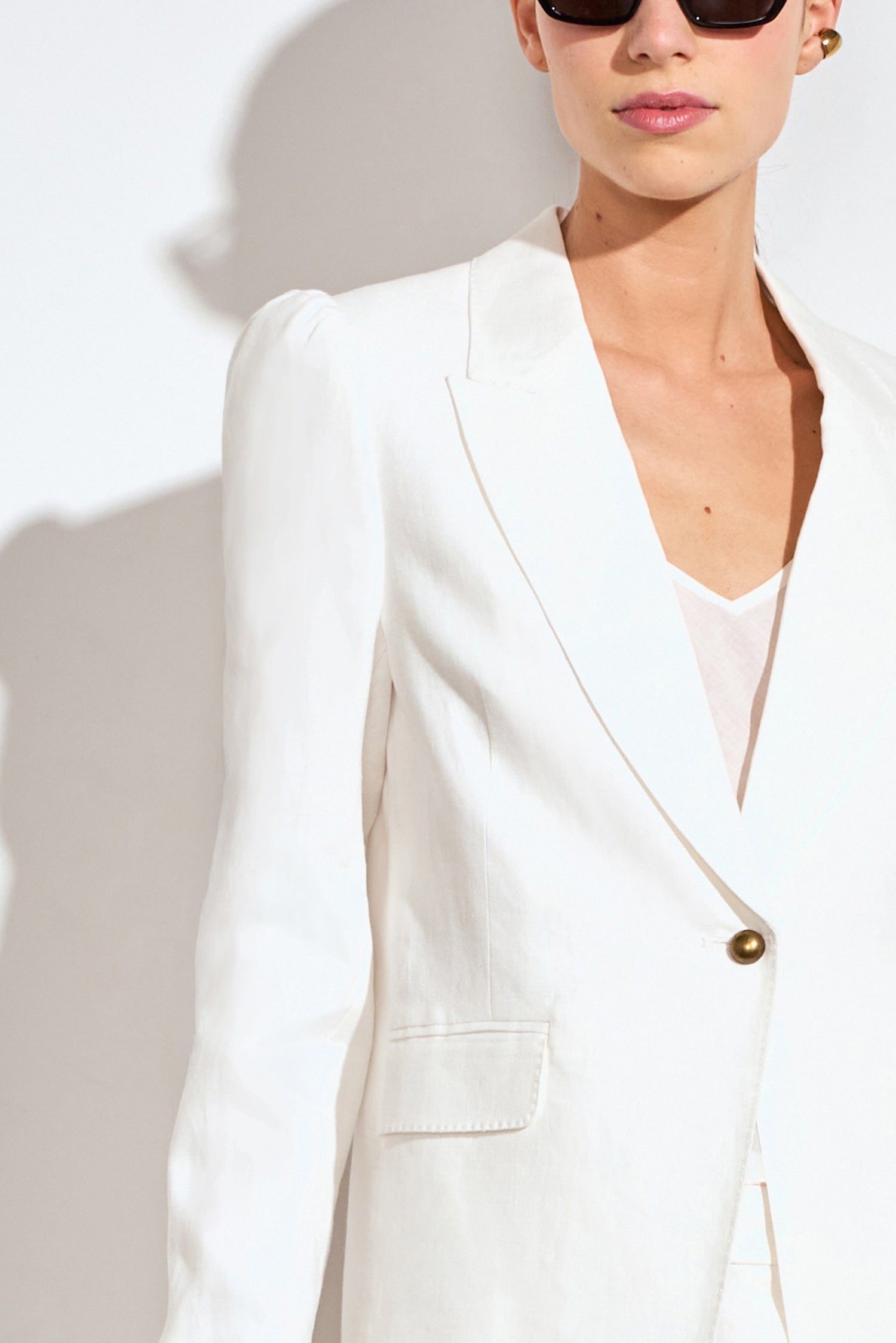 ZOE KRATSMANN CREST JACKET A WHIET LINEN BLAZER WITH TWO POCKETS AND AND ONE BRASSY GOLD BUTTON 