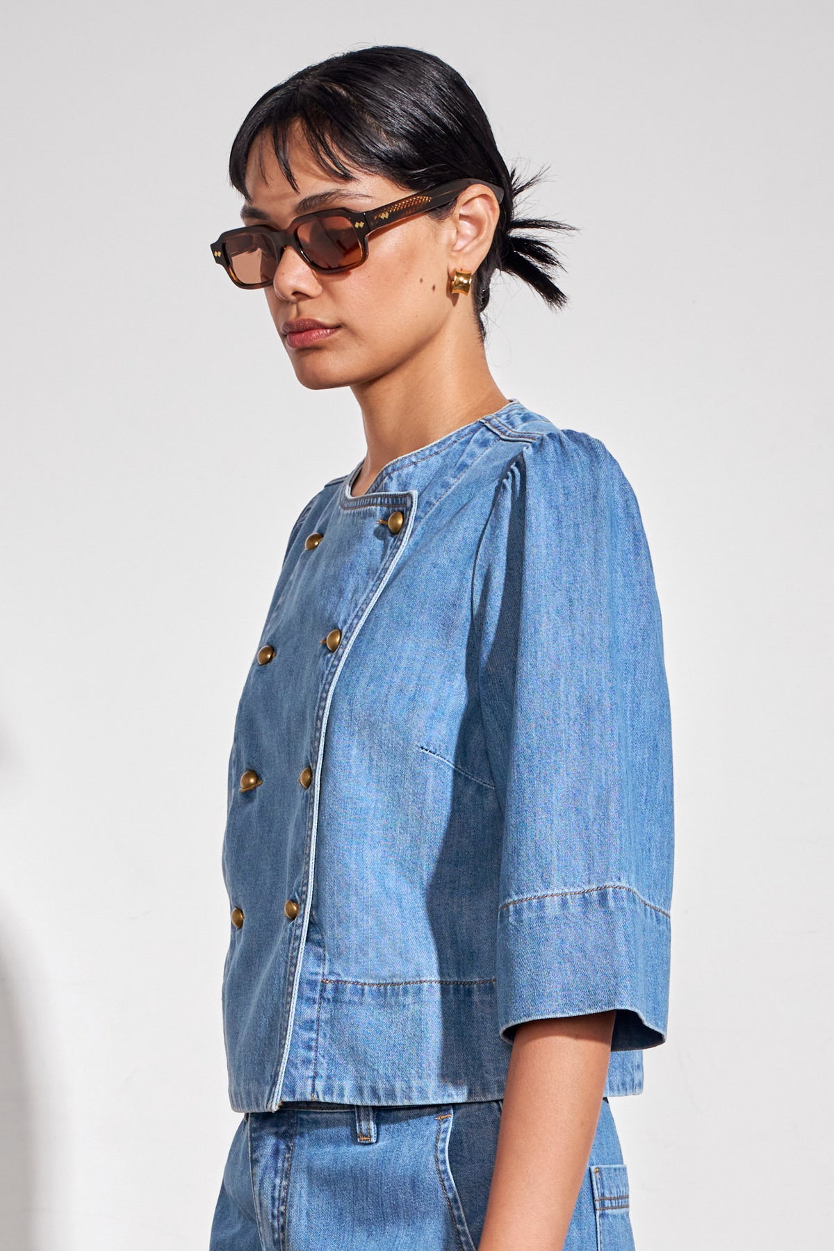 ZOE KRATSMANN PLUNGE JACKET DOUBLE BREASTED COLLARLESS DENIM JACKET WITH 3/4 LENGTH SLEEVES AND BRASS BUTTONS 