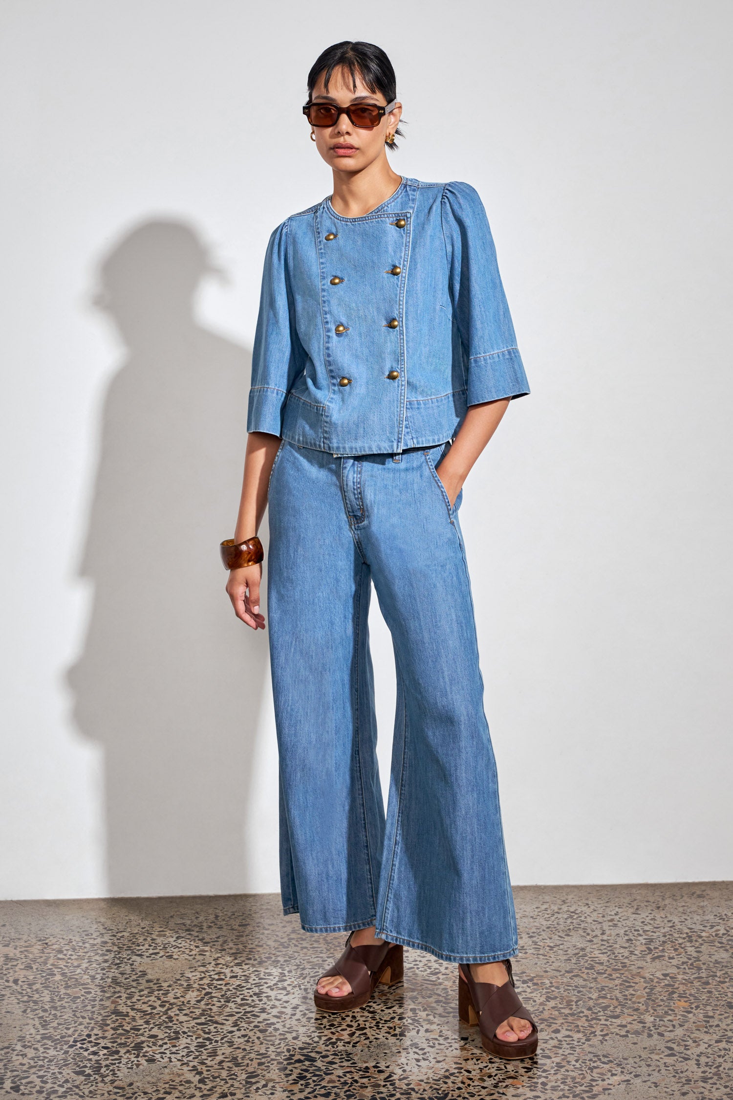 ZOE KRATSMANN PLUNGE JACKET DOUBLE BREASTED COLLARLESS DENIM JACKET WITH 3/4 LENGTH SLEEVES AND BRASS BUTTONS 