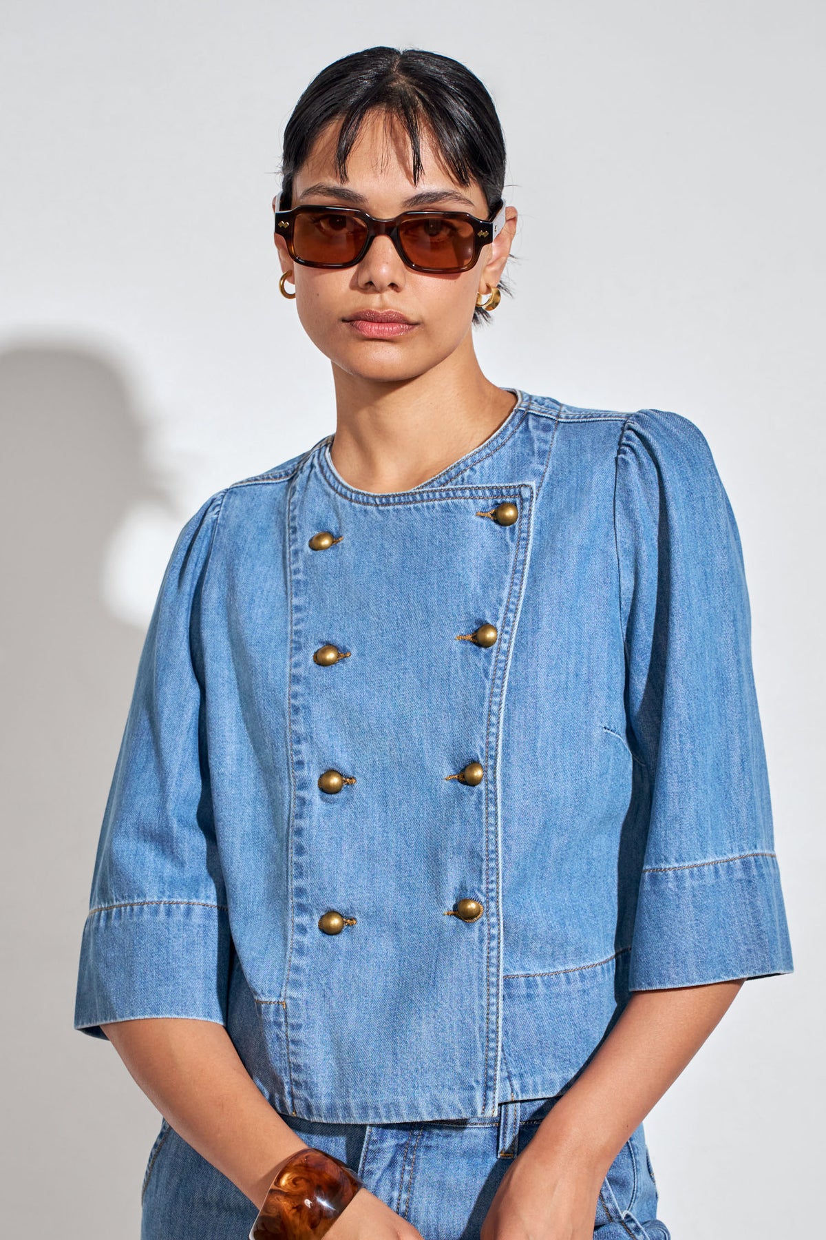 ZOE KRATSMANN PLUNGE JACKET DOUBLE BREASTED COLLARLESS DENIM JACKET WITH 3/4 LENGTH SLEEVES AND BRASS BUTTONS 