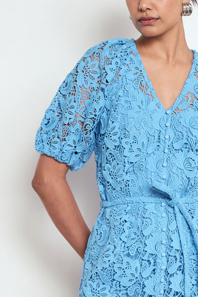 ZOE KRATZMANN INVITE DRESS LAGOON - A light blue lace midi dress with short puff sleeves, a V-neckline, and a self-tie waist.