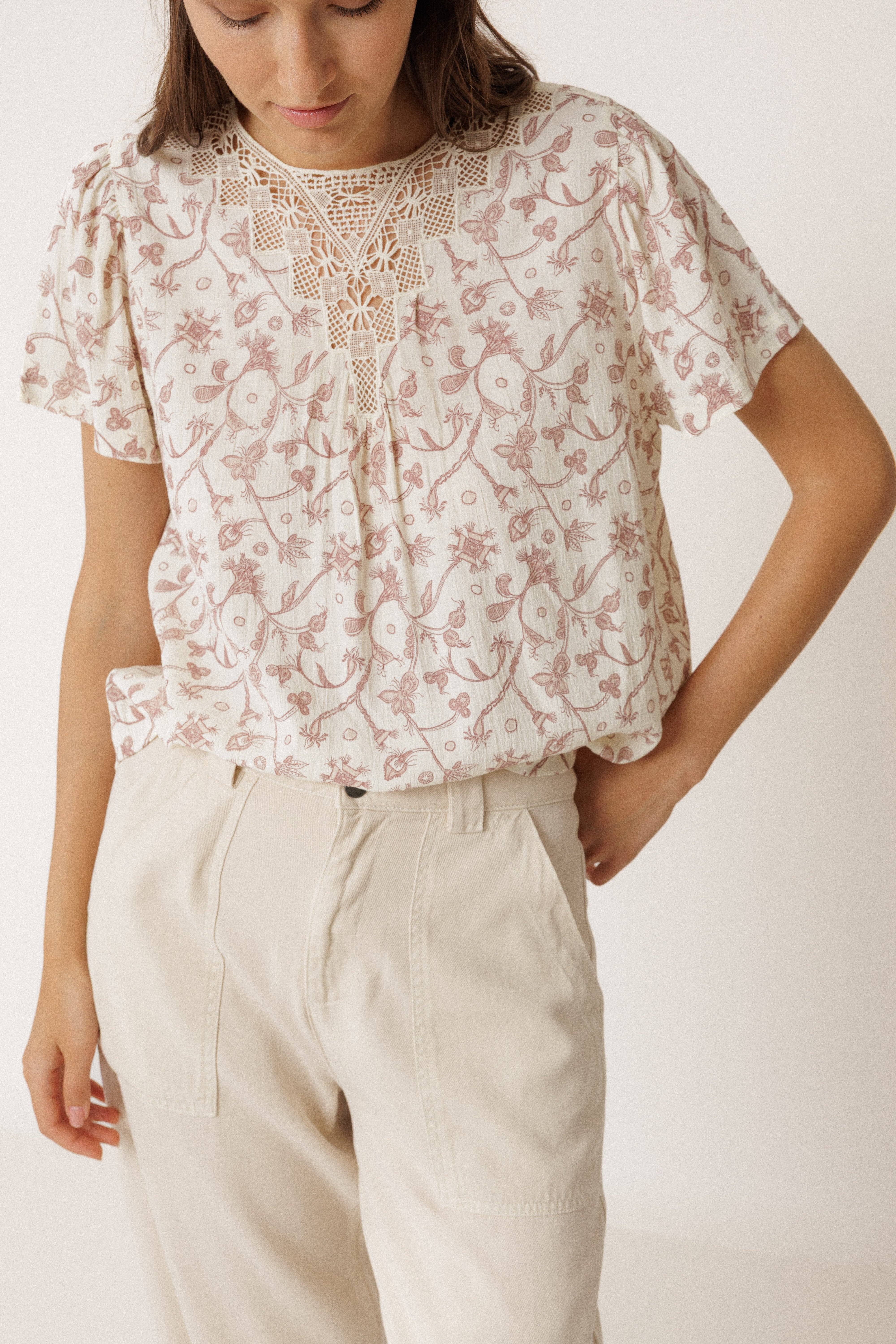 INDI AND COLD LACE TOP VISCOSE FLORAL ECRU FLORAL