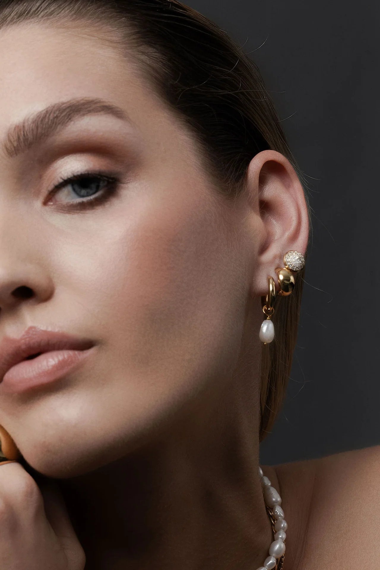 SILK AND STEEL ALLURE HOOPS GOLD HOOP EARRINGS PEARL HOOPS PEARL EARRINGS GOLD EARRINGS HUGGIE HOOPS HUGGIE EARRINGS DROP EARRINGS FRESHWATER PEARL BAROQUE PEARL PEARL DROP CHUNKY HOOPS MINIMAL STYLE CLASSIC STYLE EVERYDAY EARRINGS MODERN JEWELLERY LUXE STYLE ELEGANT STYLE BRIDAL JEWELLERY WEDDING GUEST TIMELESS STYLE GOLD JEWELLERY GOLD ACCESSORIES STAINLESS STEEL WATERPROOF JEWELLERY POLISHED FINISH PREMIUM JEWELLERY WOMENS JEWELLERY GIFT IDEA PEARL JEWELLERY
