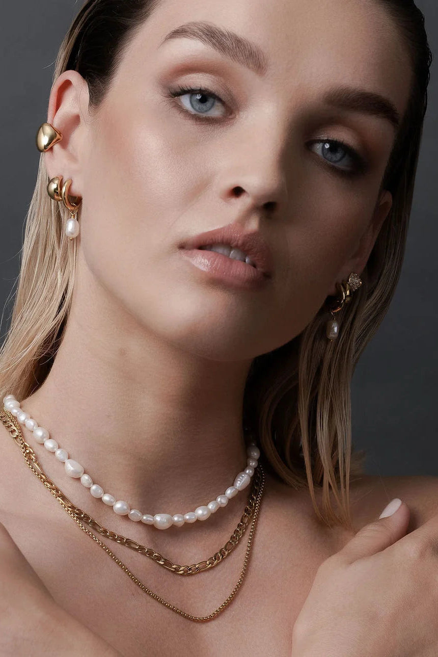 SILK AND STEEL ALLURE HOOPS GOLD HOOP EARRINGS PEARL HOOPS PEARL EARRINGS GOLD EARRINGS HUGGIE HOOPS HUGGIE EARRINGS DROP EARRINGS FRESHWATER PEARL BAROQUE PEARL PEARL DROP CHUNKY HOOPS MINIMAL STYLE CLASSIC STYLE EVERYDAY EARRINGS MODERN JEWELLERY LUXE STYLE ELEGANT STYLE BRIDAL JEWELLERY WEDDING GUEST TIMELESS STYLE GOLD JEWELLERY GOLD ACCESSORIES STAINLESS STEEL WATERPROOF JEWELLERY POLISHED FINISH PREMIUM JEWELLERY WOMENS JEWELLERY GIFT IDEA PEARL JEWELLERY