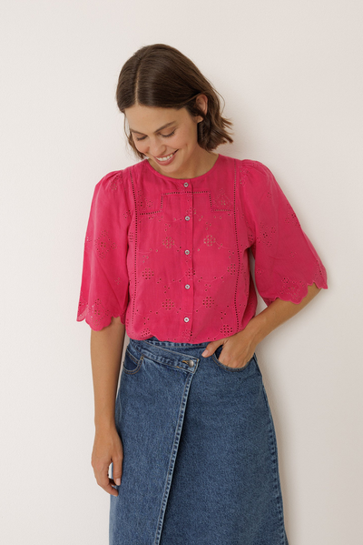 INDI AND COLD BOXY SHIRT WITH SCHIFFLI EMBROIDERY COTTON VISCOSE STRAWBERRY LACE