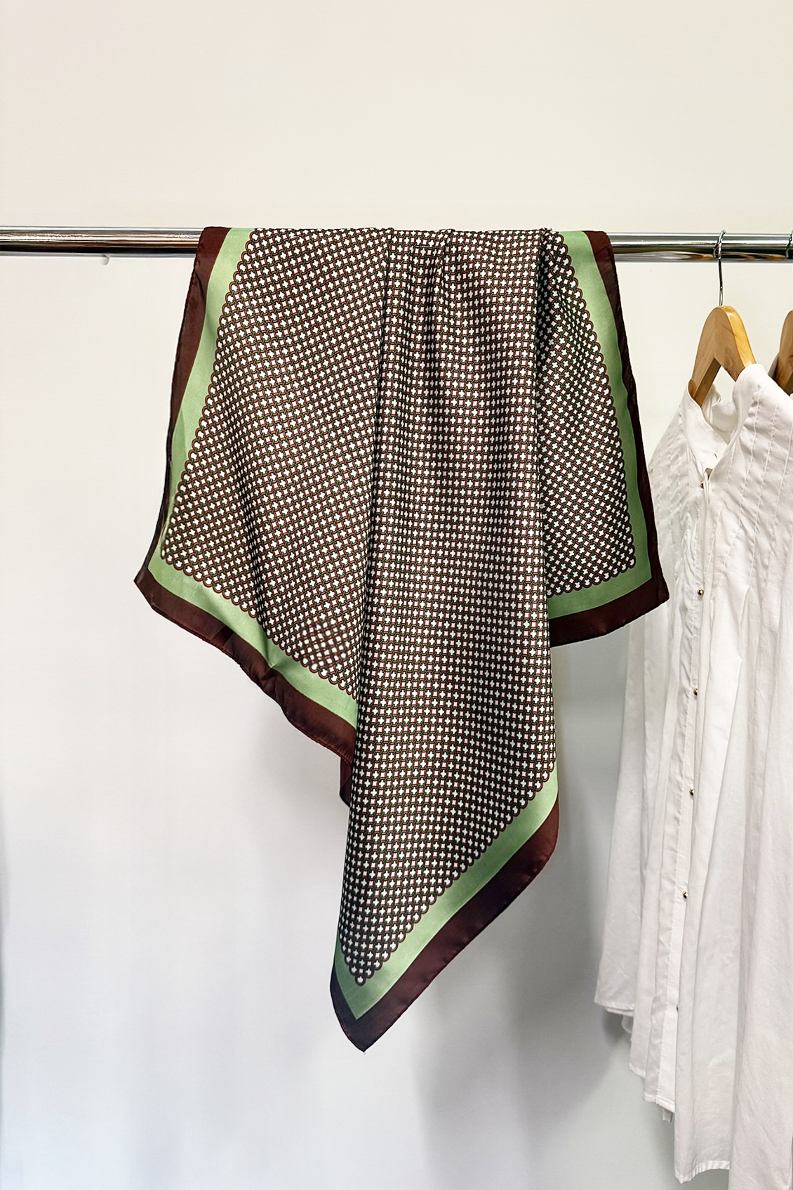 CHAIN LINK SQUARE SCARF