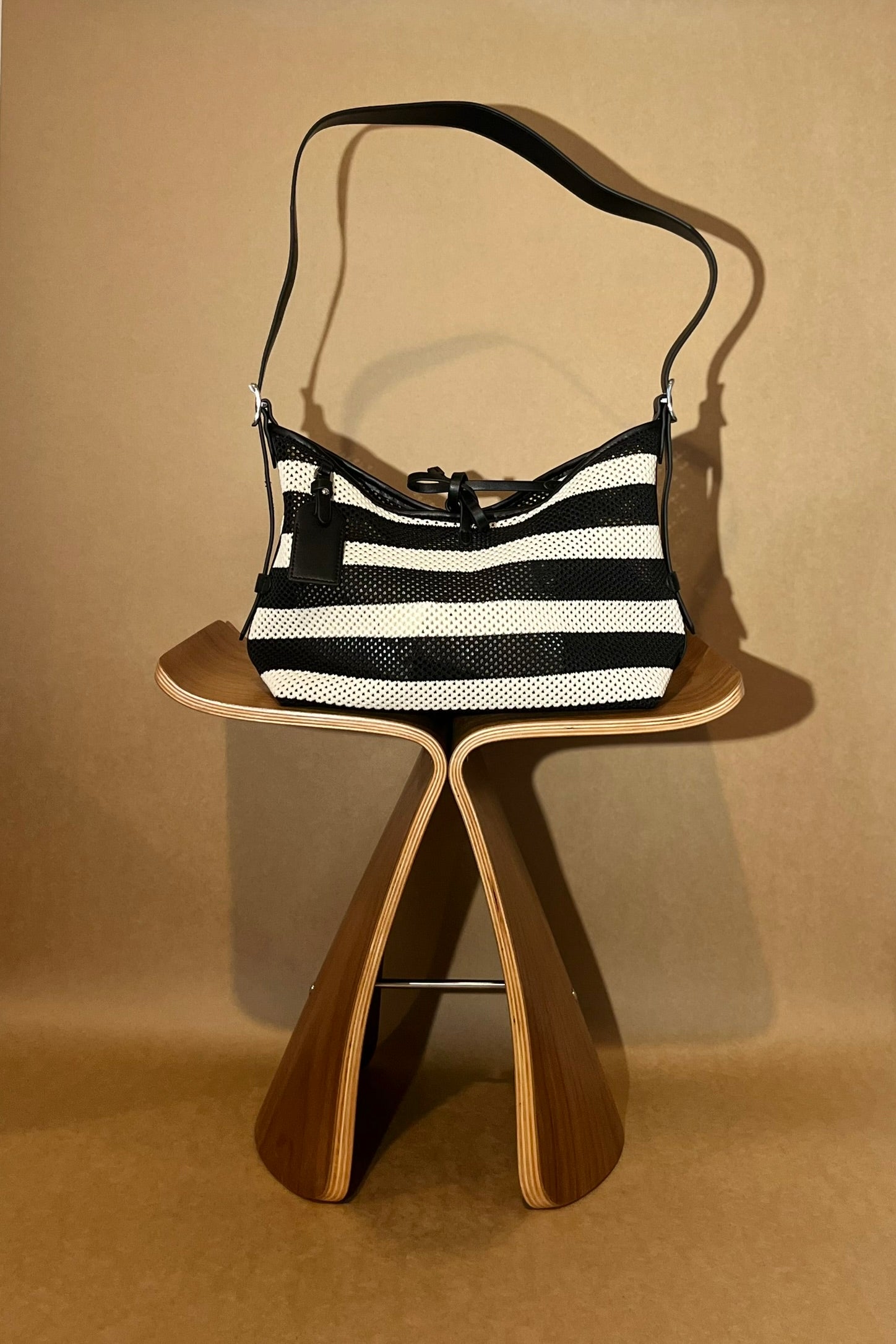 WENDYS LILLY BLACK AND WHITE STRIPE CROCHET STYLE HANDBAG SHOULDER BAG BEACH BAG GYM BAG KNIT SPACER MESH BAG