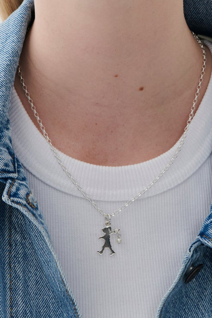 GIRL WITH A PEARL NECKLACE WITH FRESHWATER PEARL