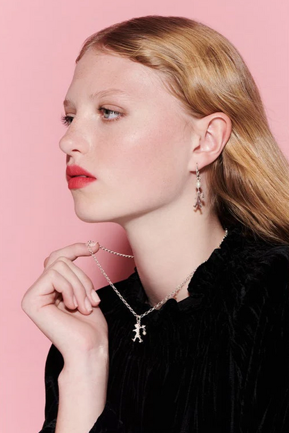 GIRL WITH A PEARL NECKLACE WITH FRESHWATER PEARL