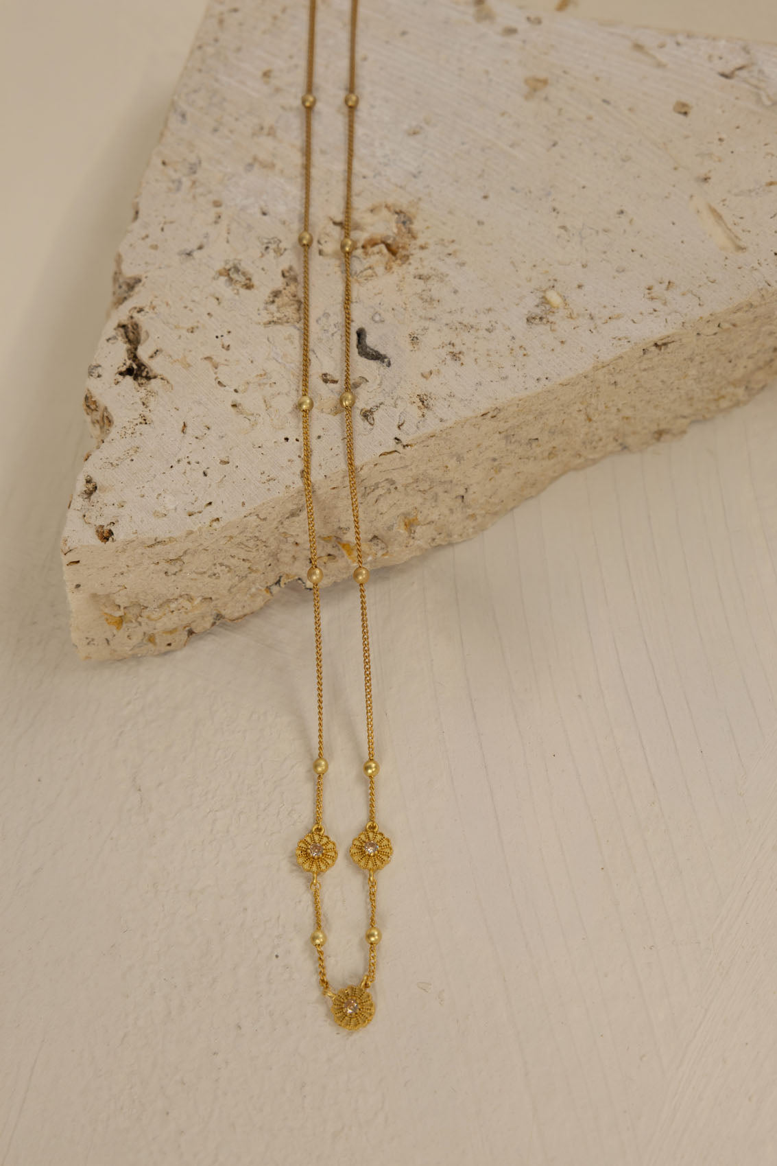 HUMIDITY BELLIS 3 FLR NECKLACE GOLD FLOWER NECKLACE