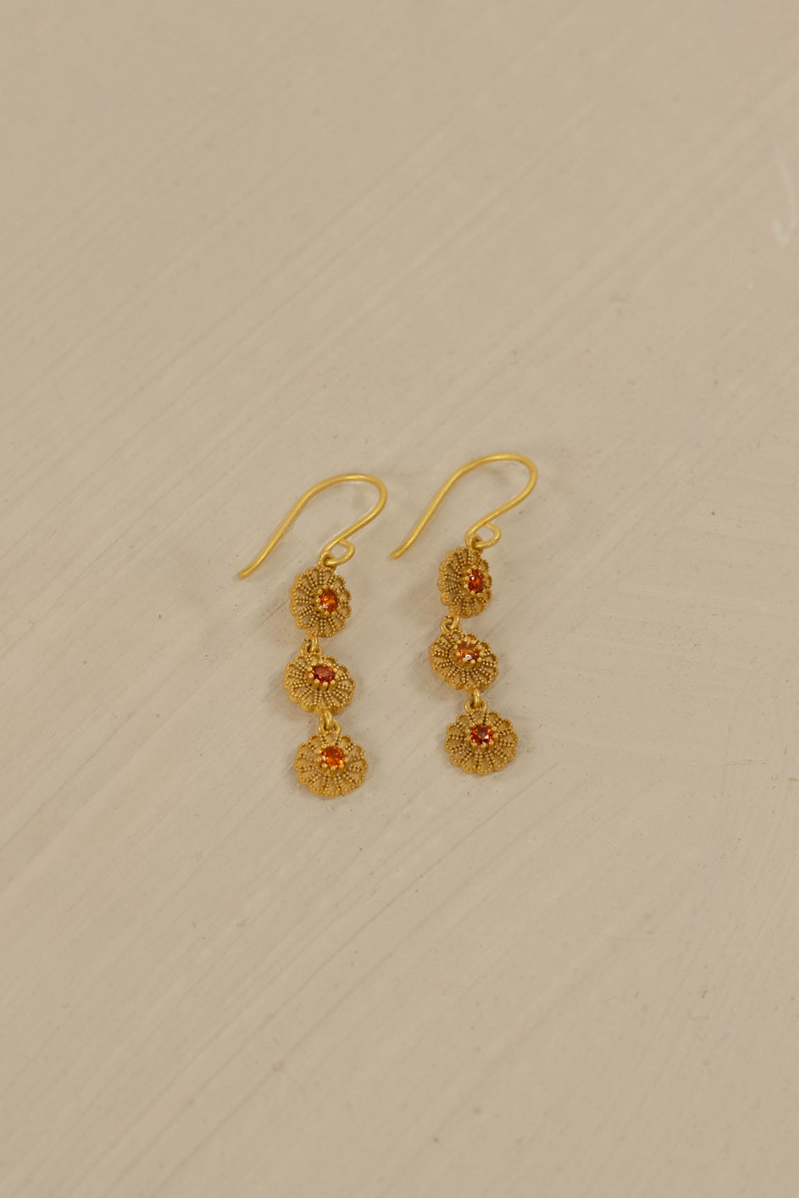 HUMITIY BELLIS EARRINGS GOLD FLORAL 