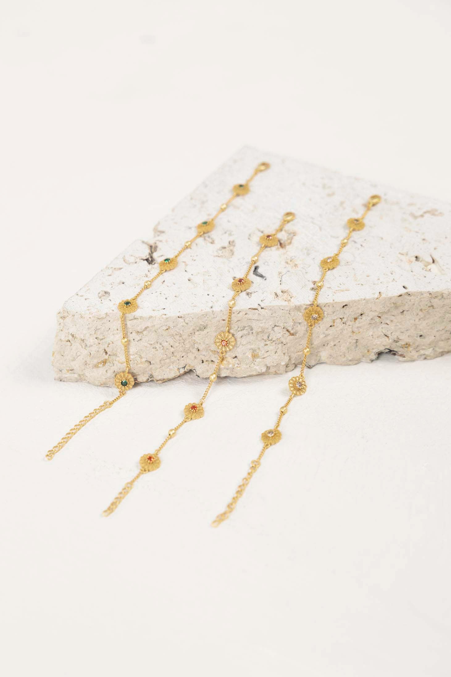 HUMIDITY BELLIS BRACELET GLD FLOWER BRACELET