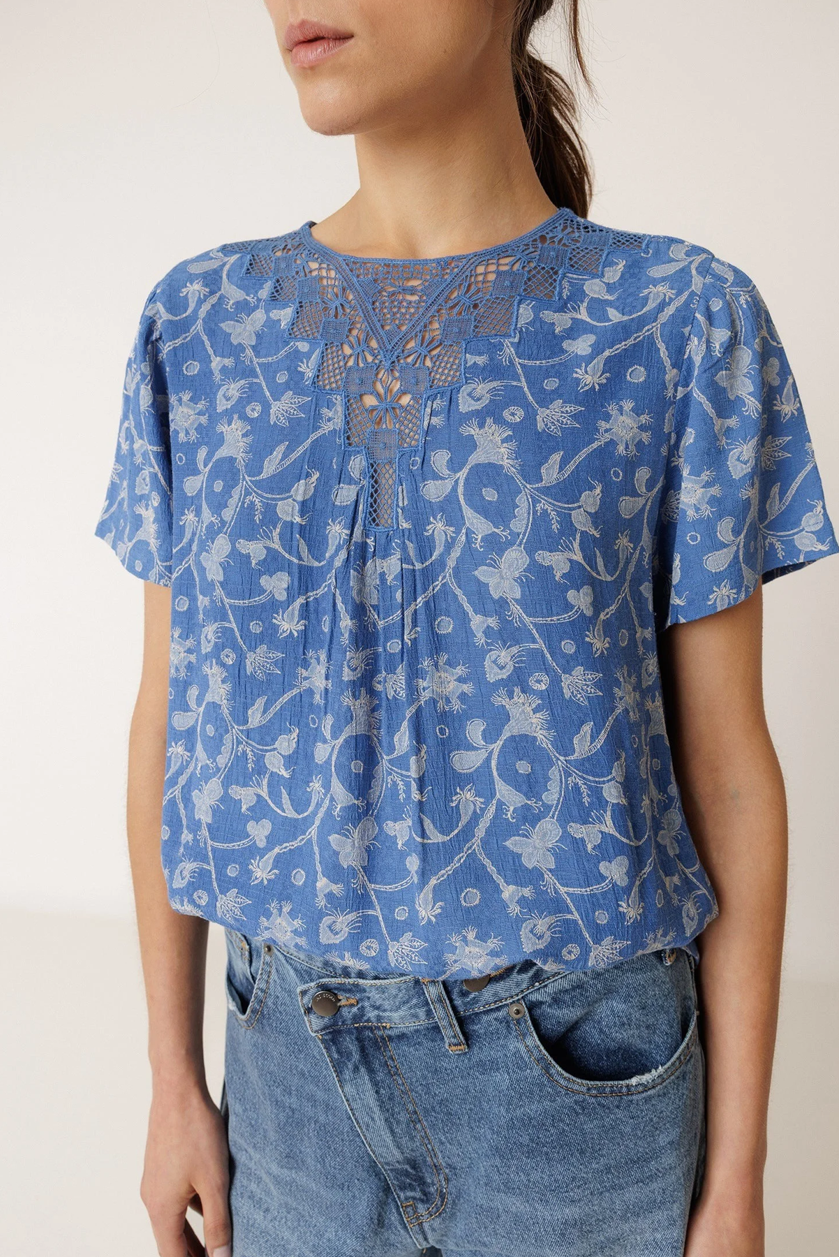 INDI AND COLD LACE TOP VISCOSE FLORAL BRITISH BLUE FLORAL