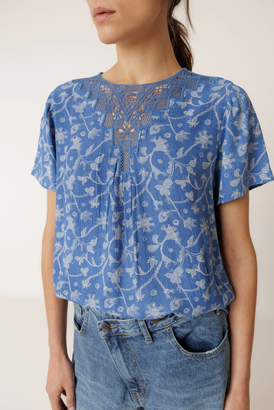 INDI AND COLD LACE TOP VISCOSE FLORAL BRITISH BLUE FLORAL