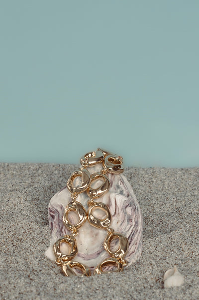 WENDYS LUNA NECKLACE GOLD NECKLACE BOLD SCULPTURAL FLUID DESIGN HOOPS AS THE CHAIN LINKS 