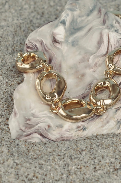 WENDYS LUNA NECKLACE GOLD NECKLACE BOLD SCULPTURAL FLUID DESIGN HOOPS AS THE CHAIN LINKS 