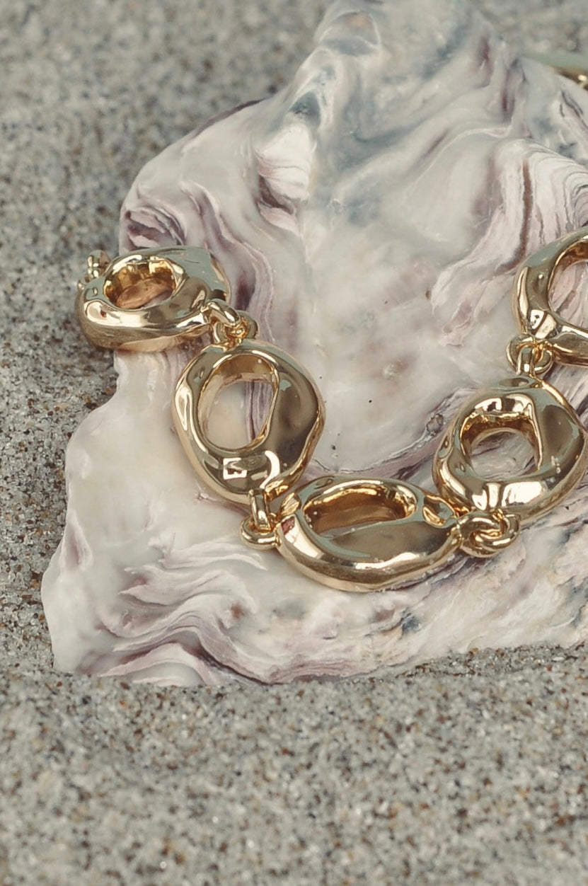 WENDYS LUNA NECKLACE GOLD NECKLACE BOLD SCULPTURAL FLUID DESIGN HOOPS AS THE CHAIN LINKS 