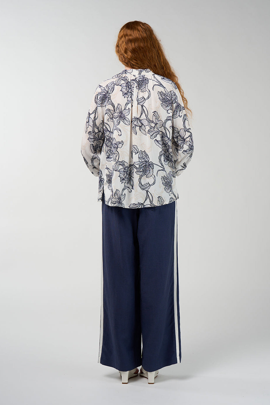 MADLY SWEETLY BLUEPRINT BLOUSE VISCOSE WHITE NAVY MULTI FLORAL PRINT