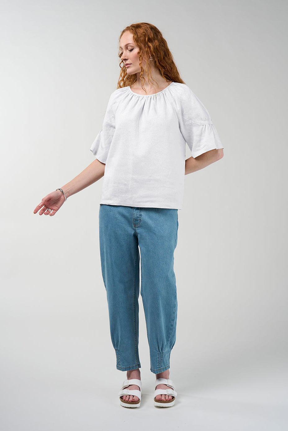 Cove linen blouse in silk white with gathered round neckline and flared sleeves