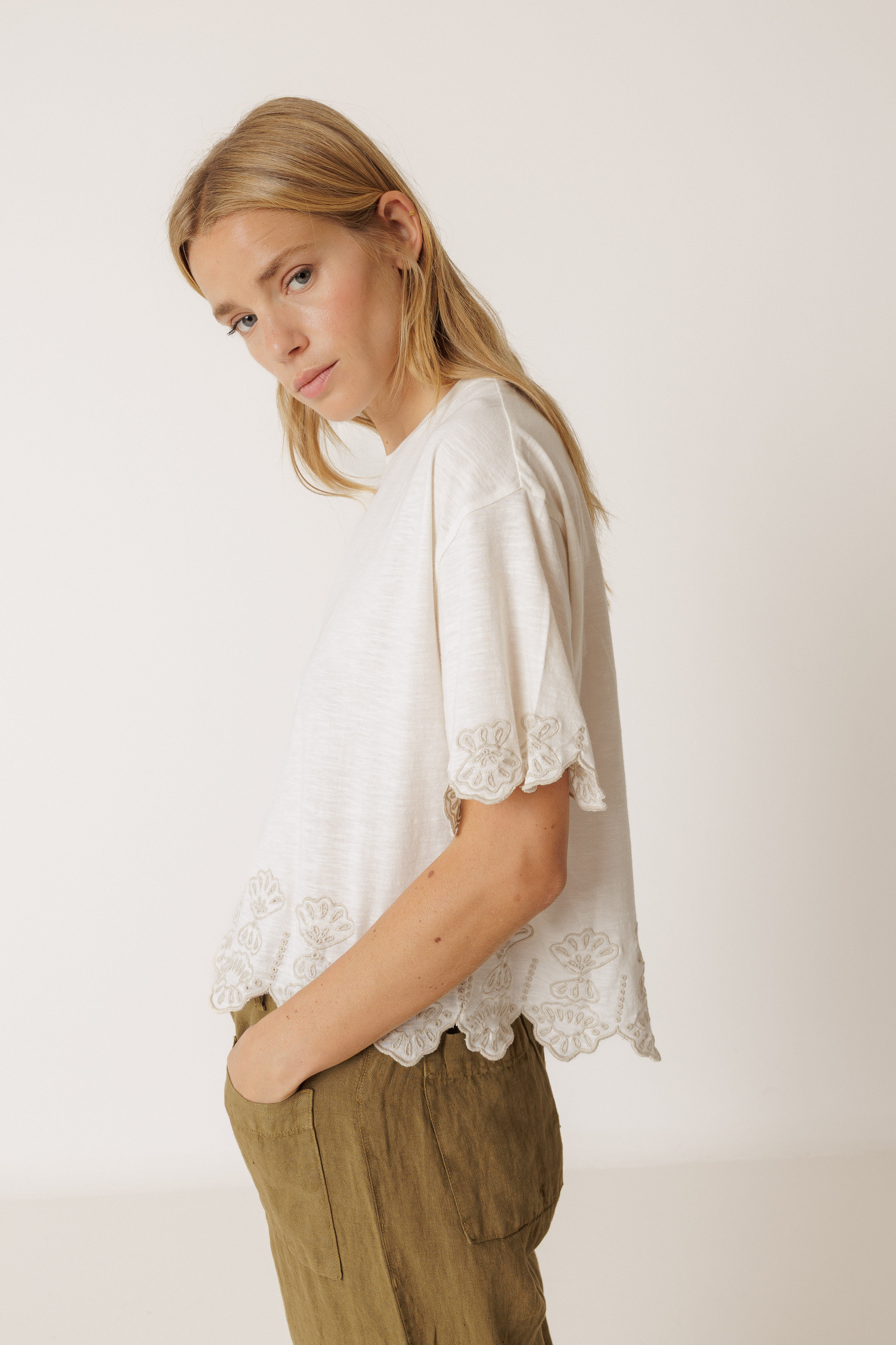 INDI AND COLD BOXY EMBROIDERED TEE COTTON ECRU
