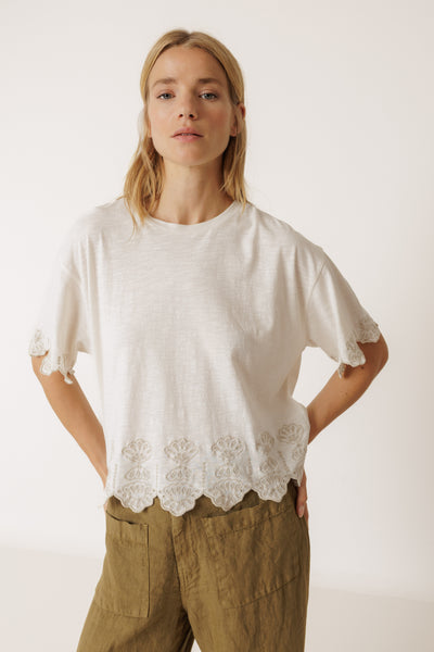 INDI AND COLD BOXY EMBROIDERED TEE COTTON ECRU