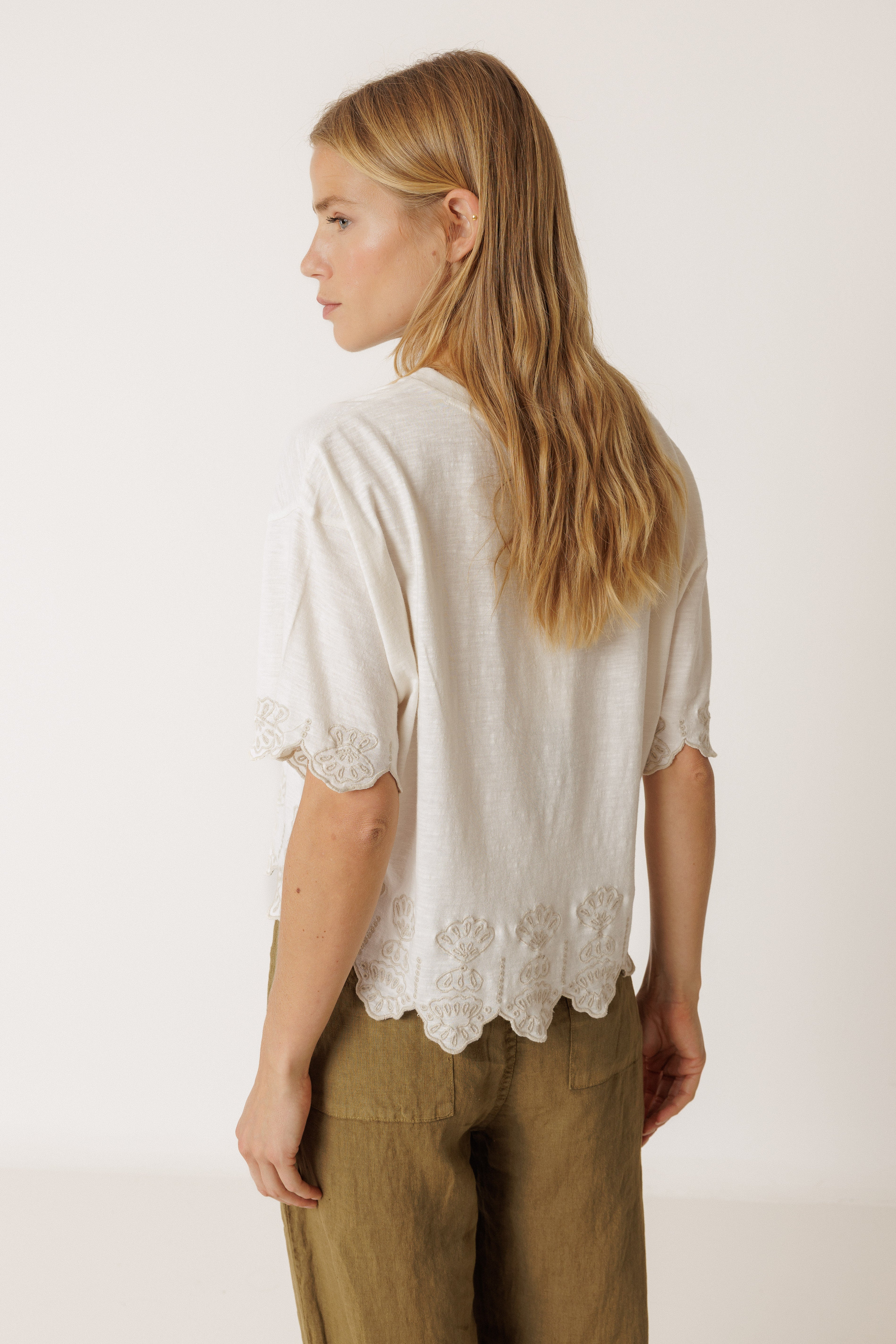 INDI AND COLD BOXY EMBROIDERED TEE COTTON ECRU