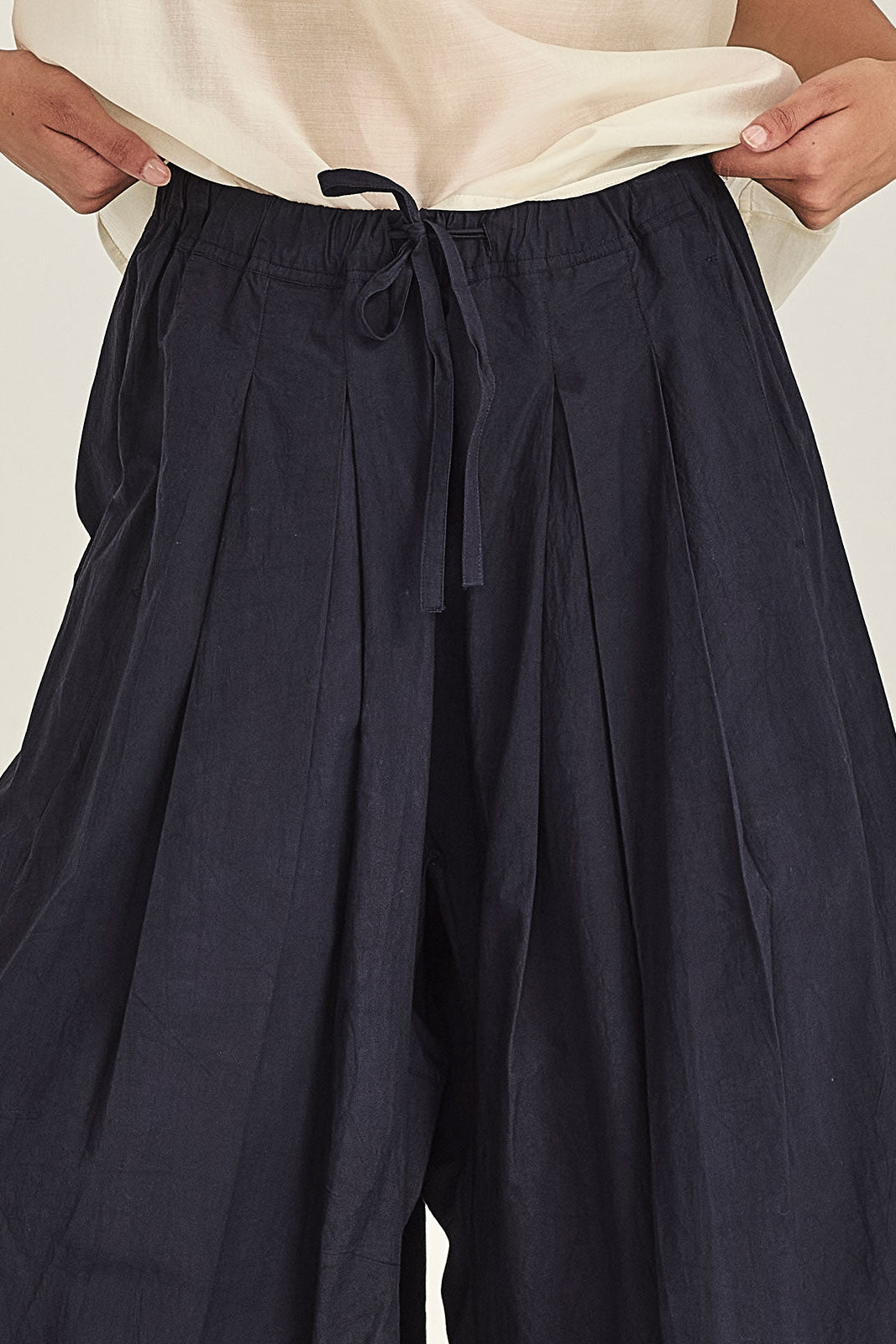 SILLS ASHA FLARE PANT FRENCH NAVY  WIDE LEG CROPPED PANTS WITH A DRAWSTRING WAIST AND FRON PLEATS