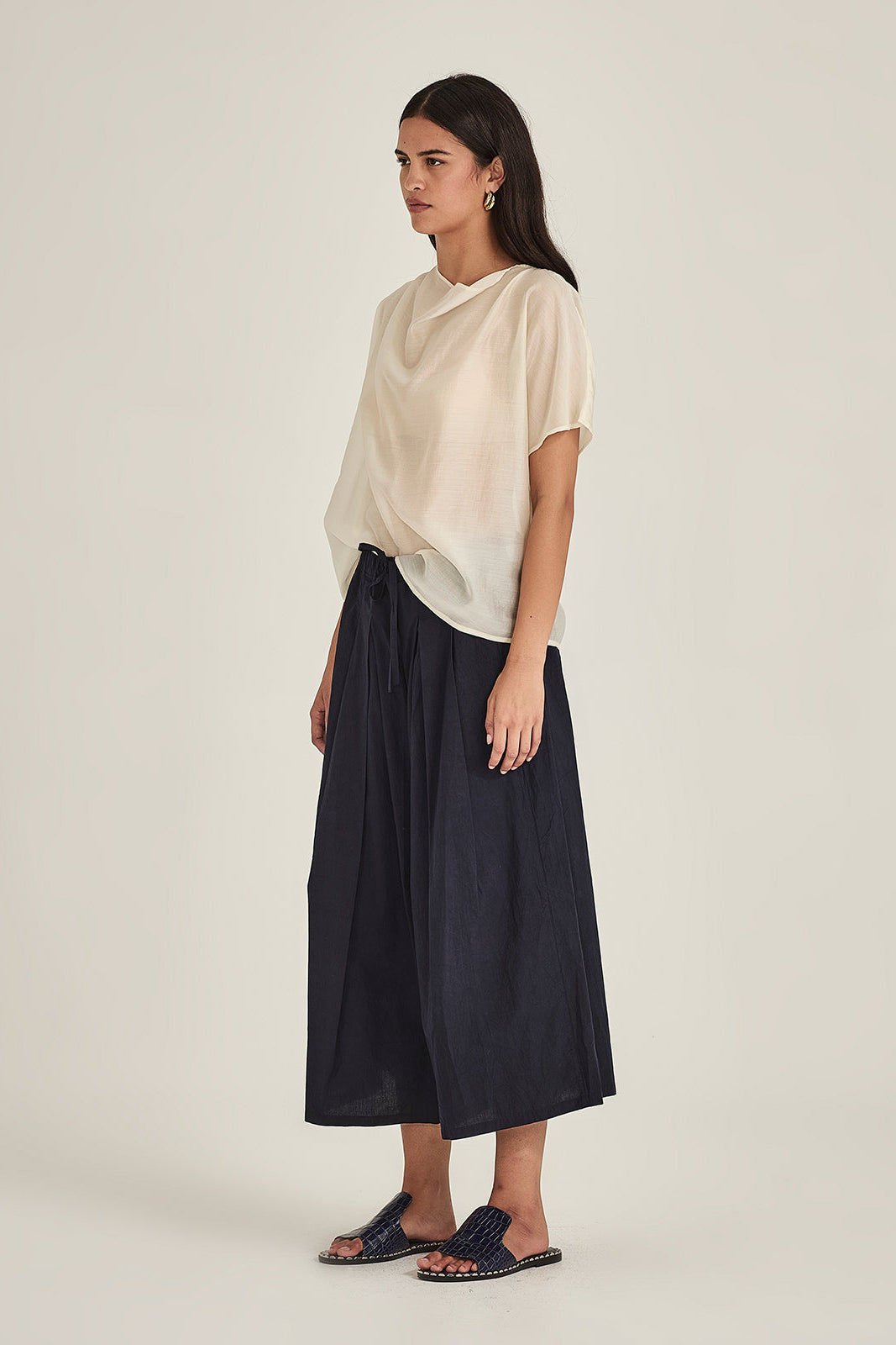 SILLS ASHA FLARE PANT FRENCH NAVY  WIDE LEG CROPPED PANTS WITH A DRAWSTRING WAIST AND FRON PLEATS