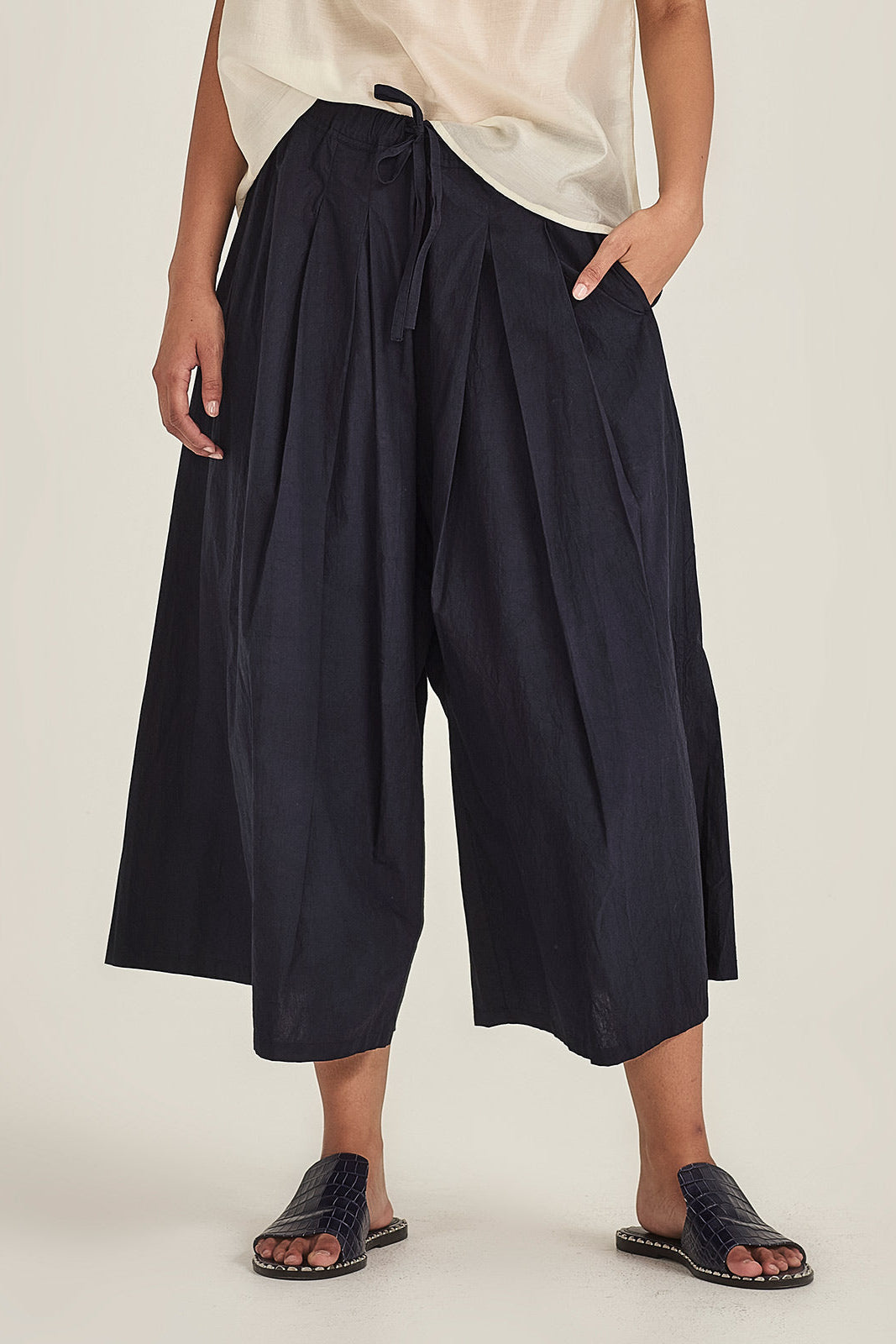 SILLS ASHA FLARE PANT FRENCH NAVY  WIDE LEG CROPPED PANTS WITH A DRAWSTRING WAIST AND FRON PLEATS