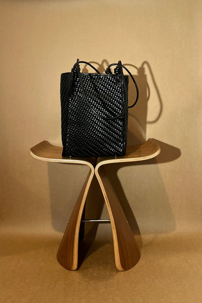 WENDYS LILLY THATCHED TOTE BLACK CHOCOLATE BROWN VEGAN LEATHER WOVEN BAG TOTE BAG BUCKET BAG 
